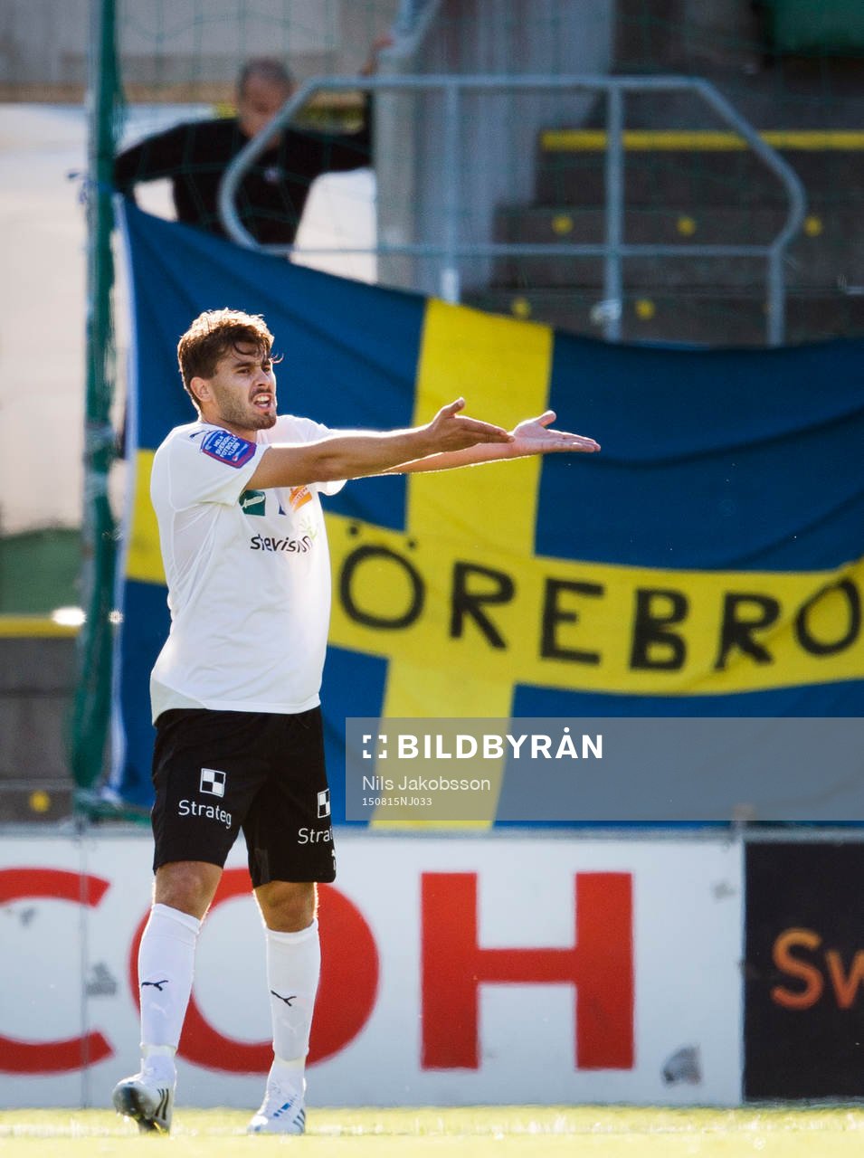 Örebros Astrit Ajdarevic är frustrerad under fotbollsmatchen i Allsvenskan mellan GIF Sundsvall och Örebro den 15 augusti 2015 i Sundsvall.