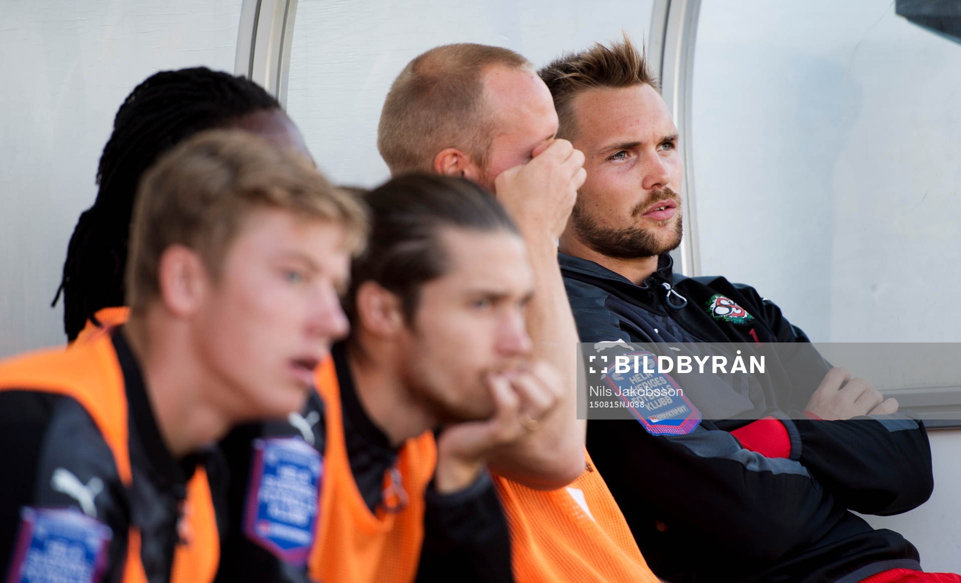 Örebros målvakt Oscar Jansson sitter på bänken