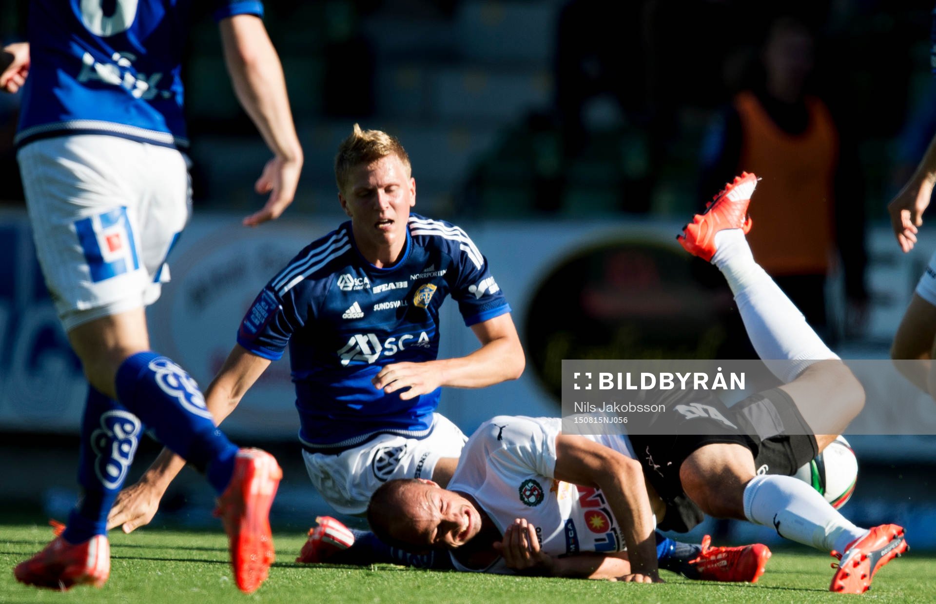 Sundsvalls Joakim Nilsson kör över Örebros Pär Ericsson