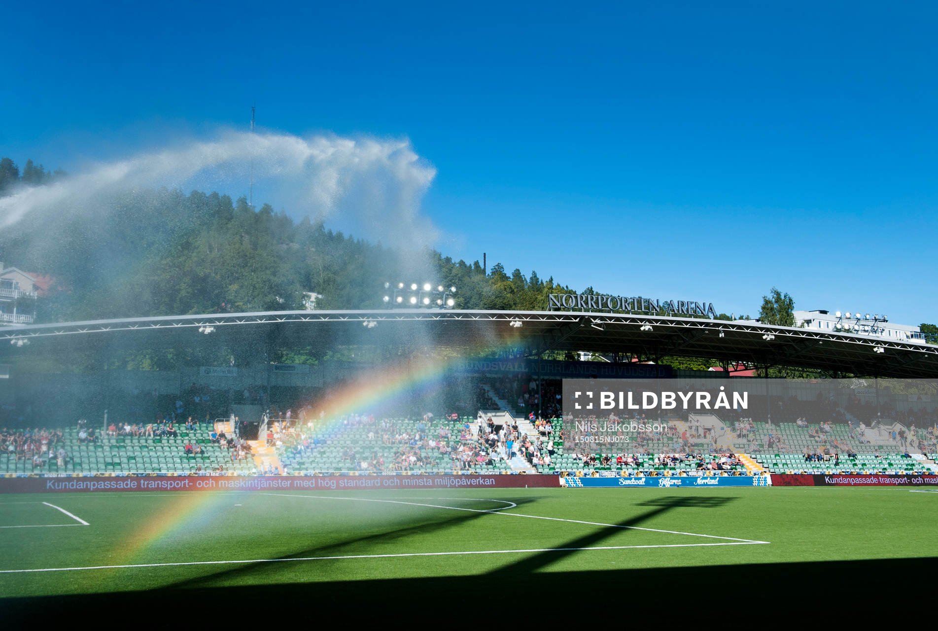 Bevattningen skapar en regnbåge över Norrporten Arena
