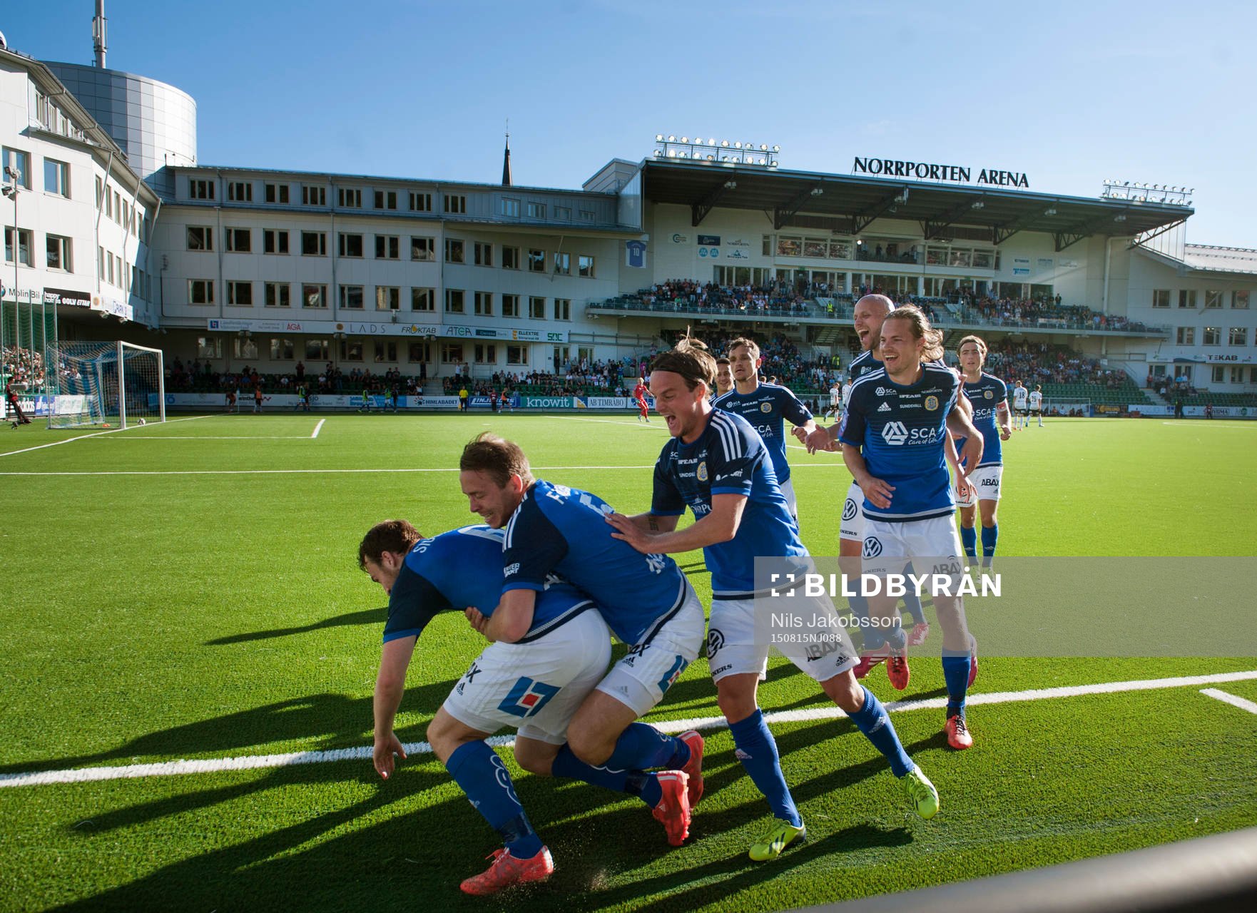 Sundsvalls Rúnar Már Sigurjónsson har gjort 1-0 och