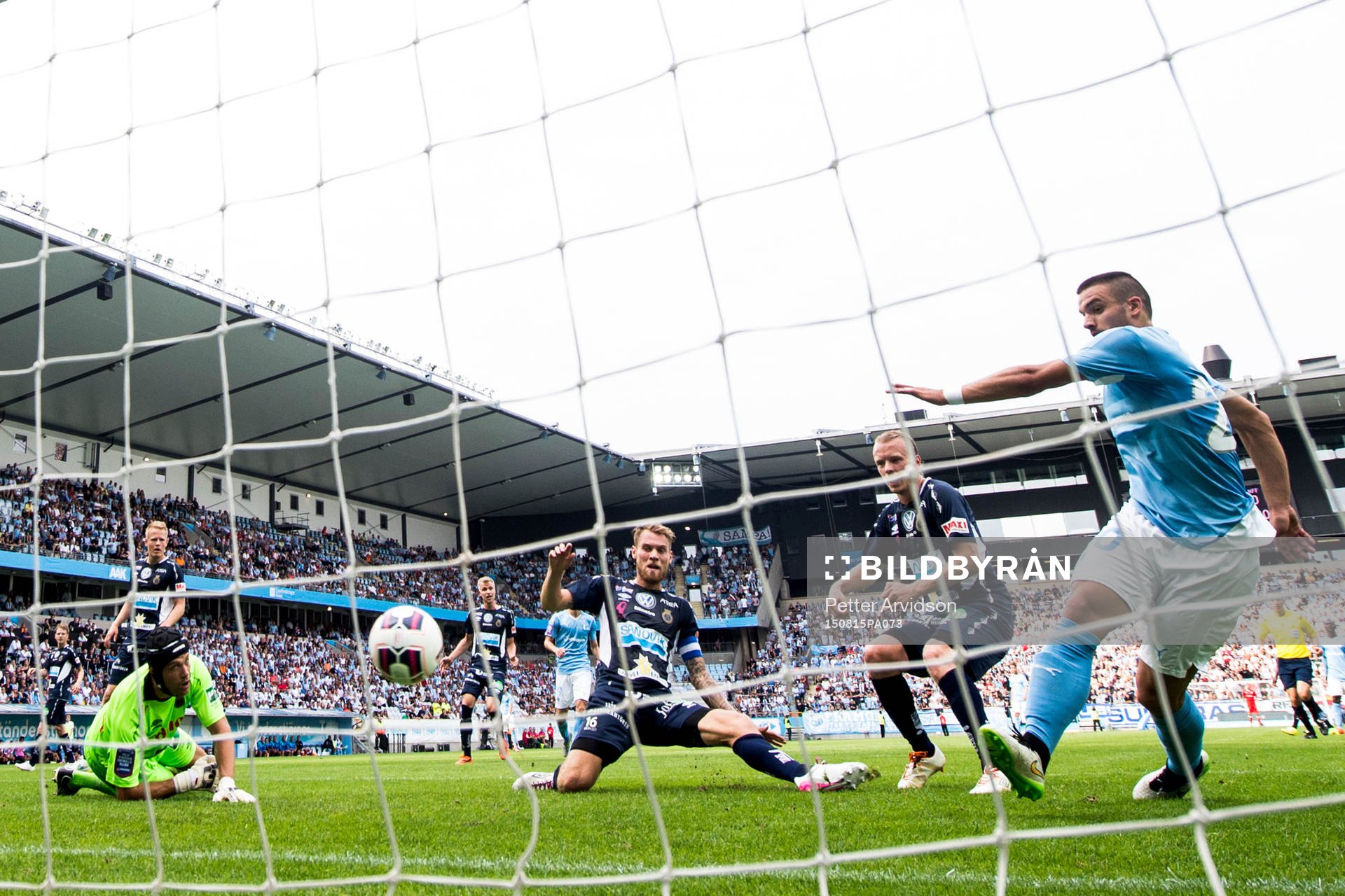 Malmö FFs Vladimir Rodic (th) gör 1-0