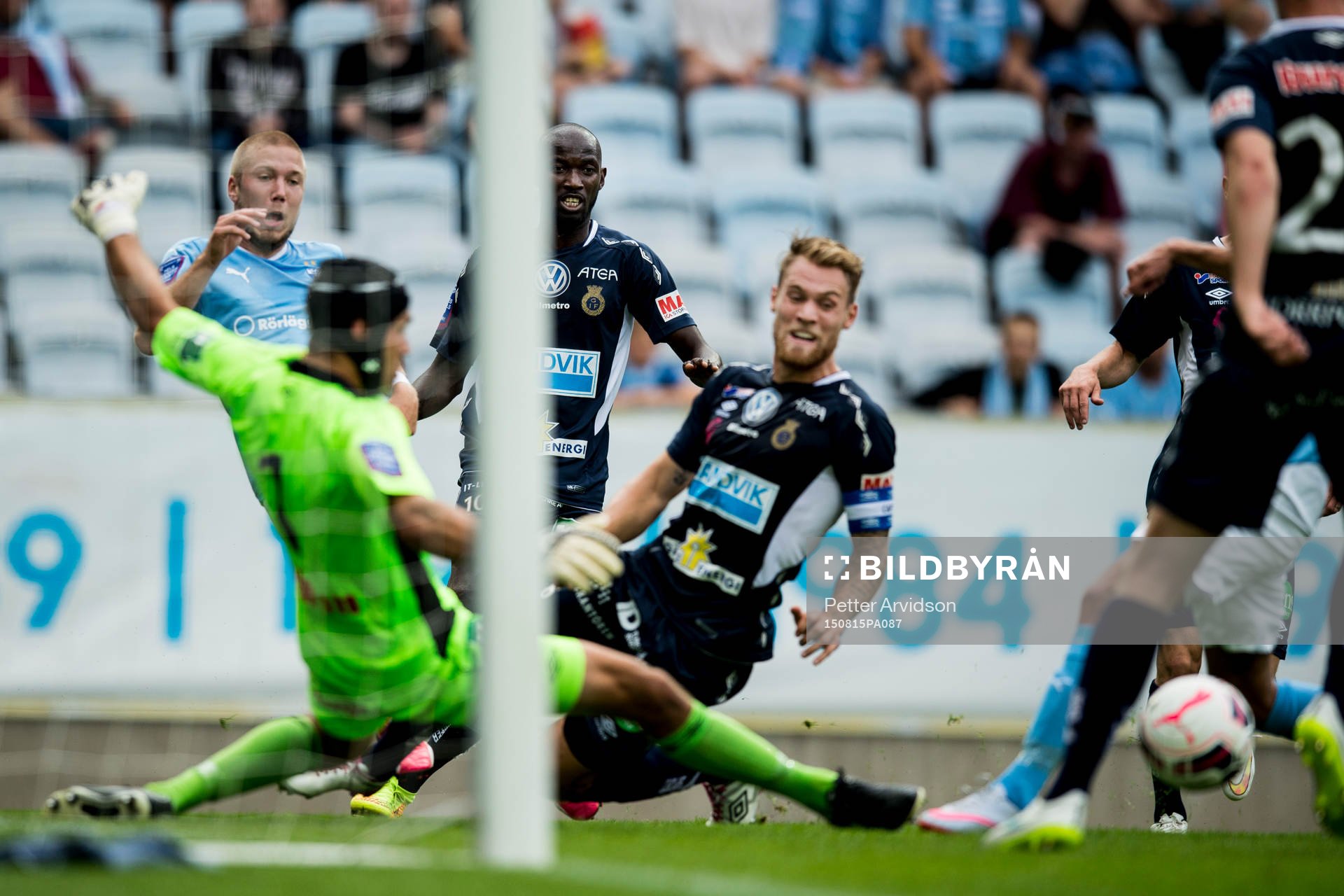 Malmö FFs Anton Tinnerholm spelar in bollen förbi Gefles