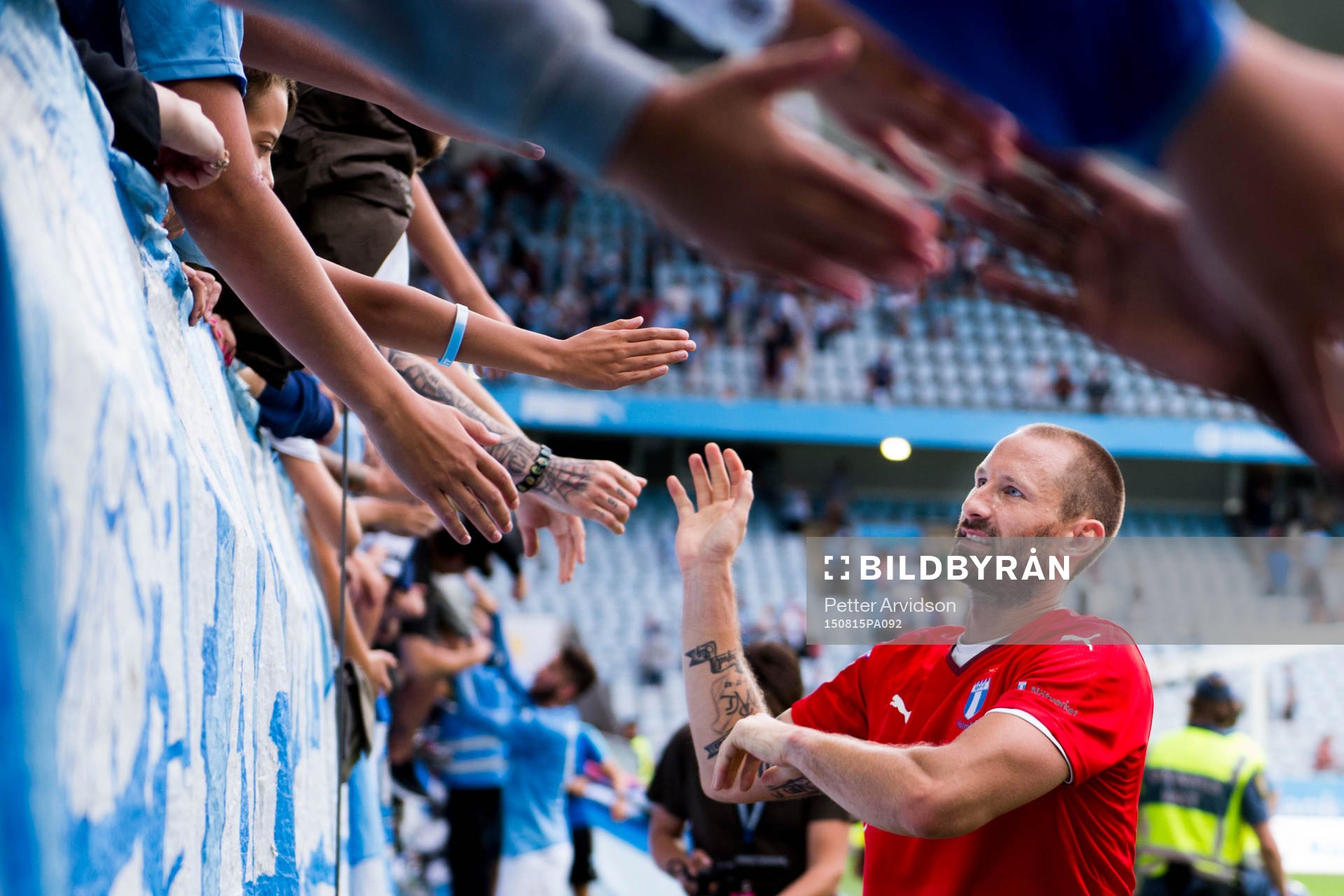 Malmö FFs målvakt Johan Wiland tackar publiken efter fotbollsmatchen i Allsvenskan mellan Malmö FF och Gefle den 15 augusti 2015 i Malmö.
