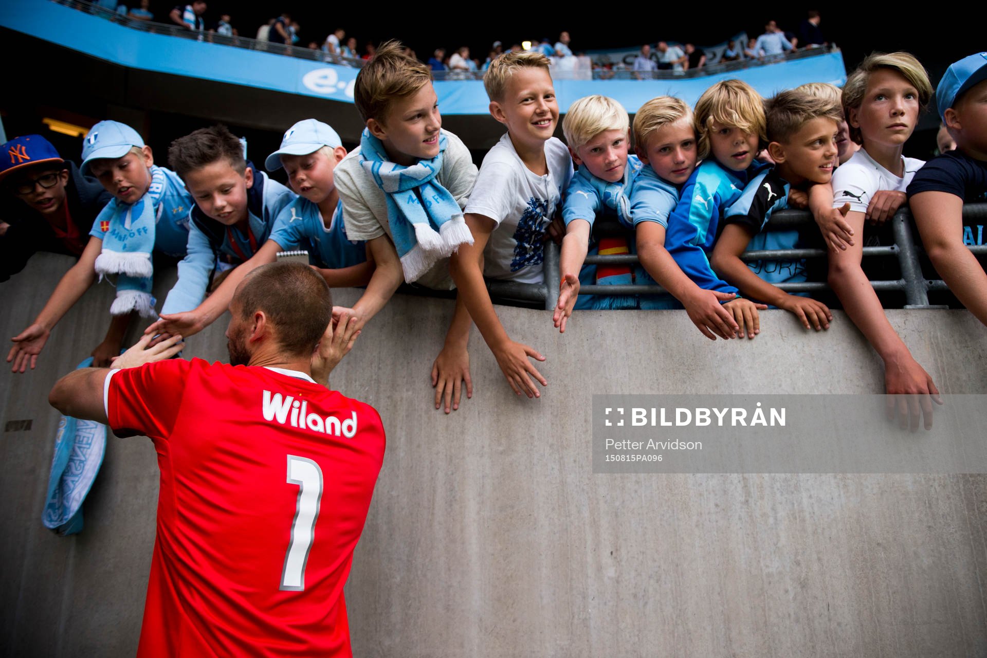 Malmö FFs målvakt Johan Wiland tackar publiken