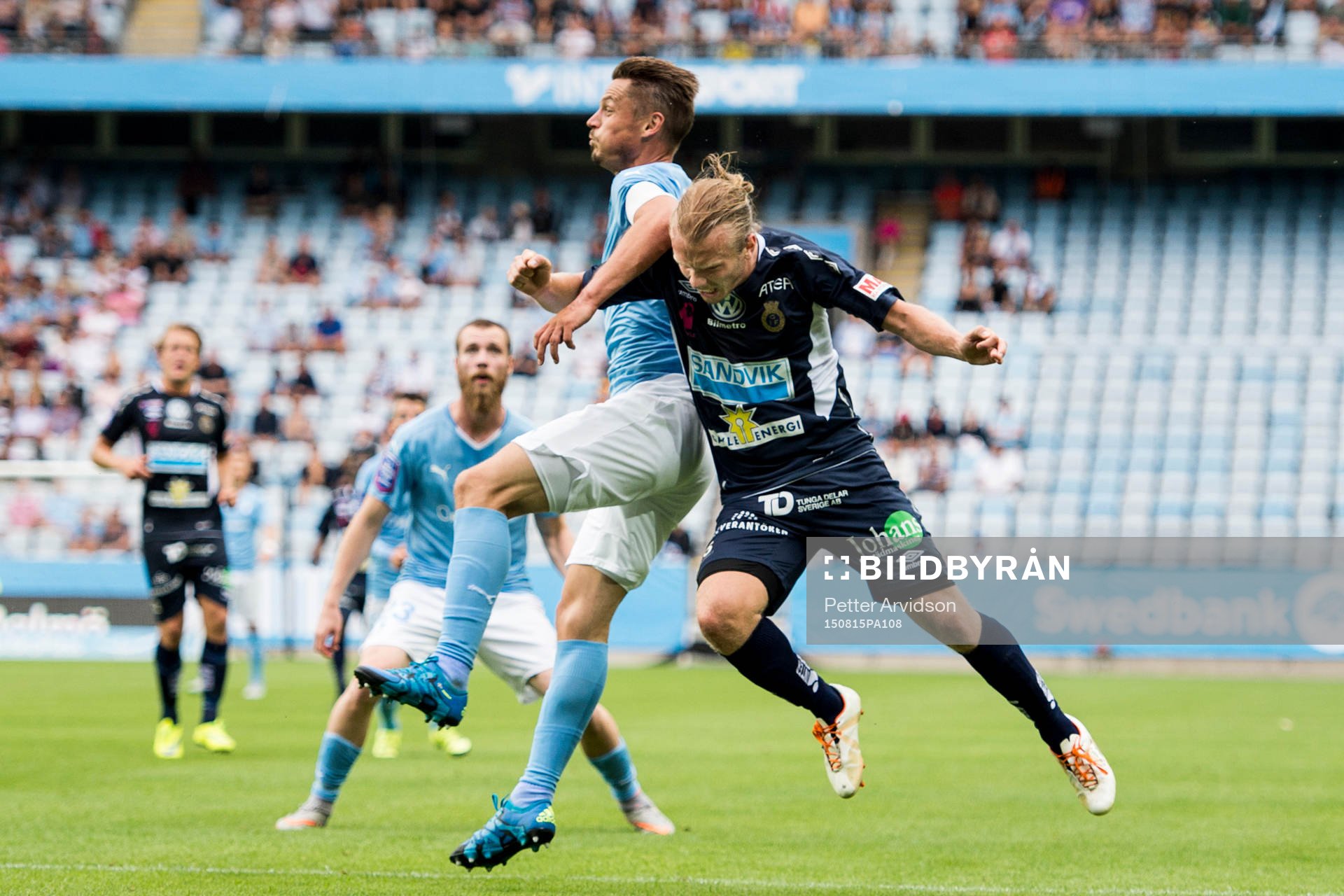 Malmö FFs Markus Rosenberg träffar Gefles Jesper Florén