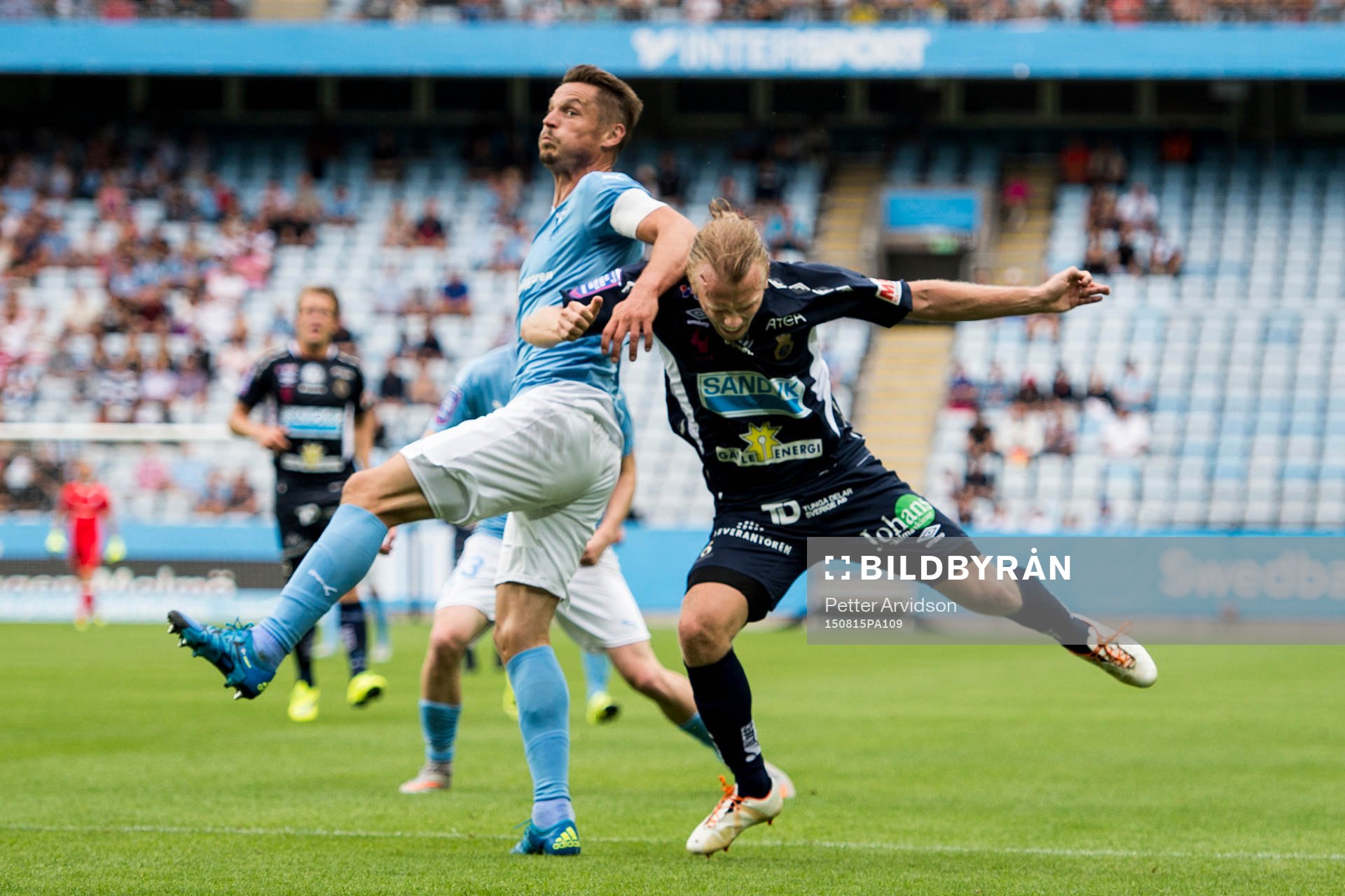 Malmö FFs Markus Rosenberg träffar Gefles Jesper Florén