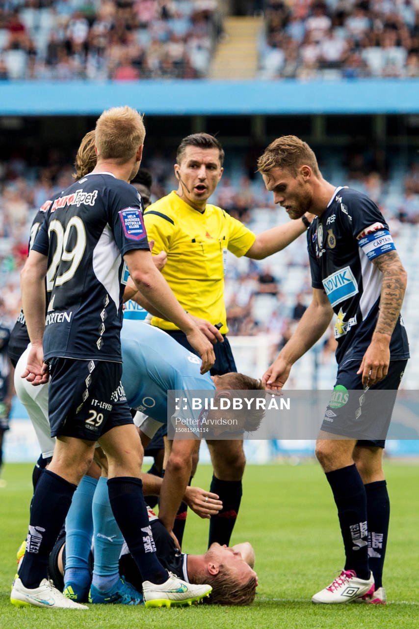 Malmö FFs Markus Rosenberg kollar hur läget är med