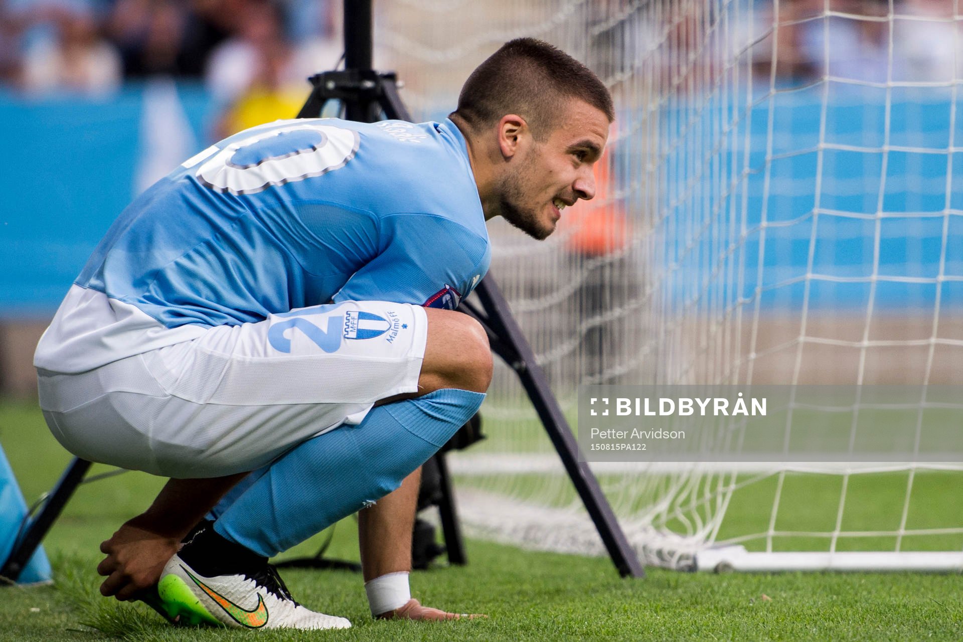 Malmö FFs Vladimir Rodic tar sig för sin häl och har ont