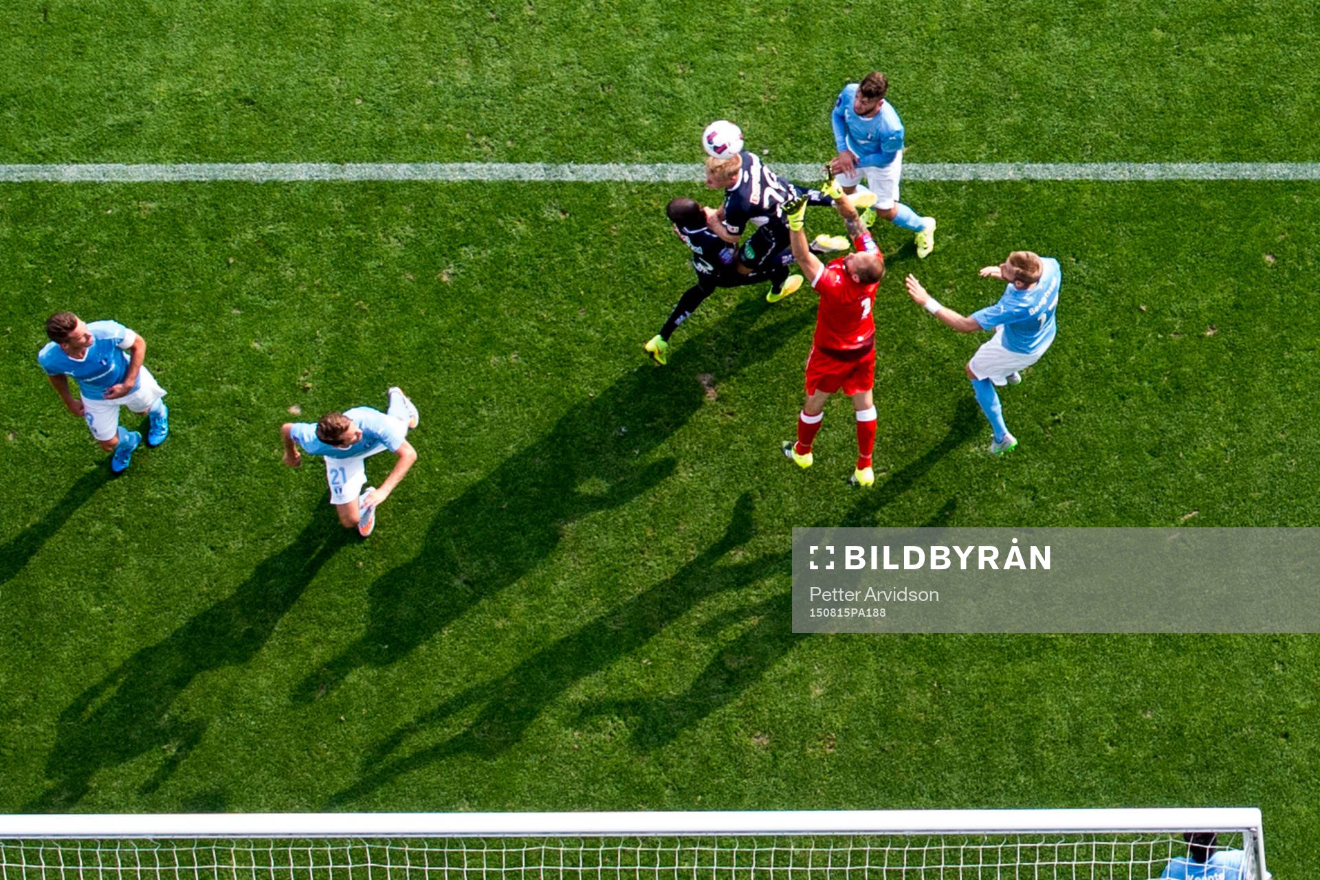 Oroligt framför Malmö FFs målvakt Johan Wiland
