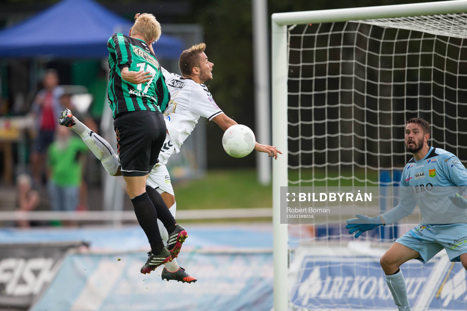 Varbergs Mats Andre Kaland (med ryggen i bild) och GAIS