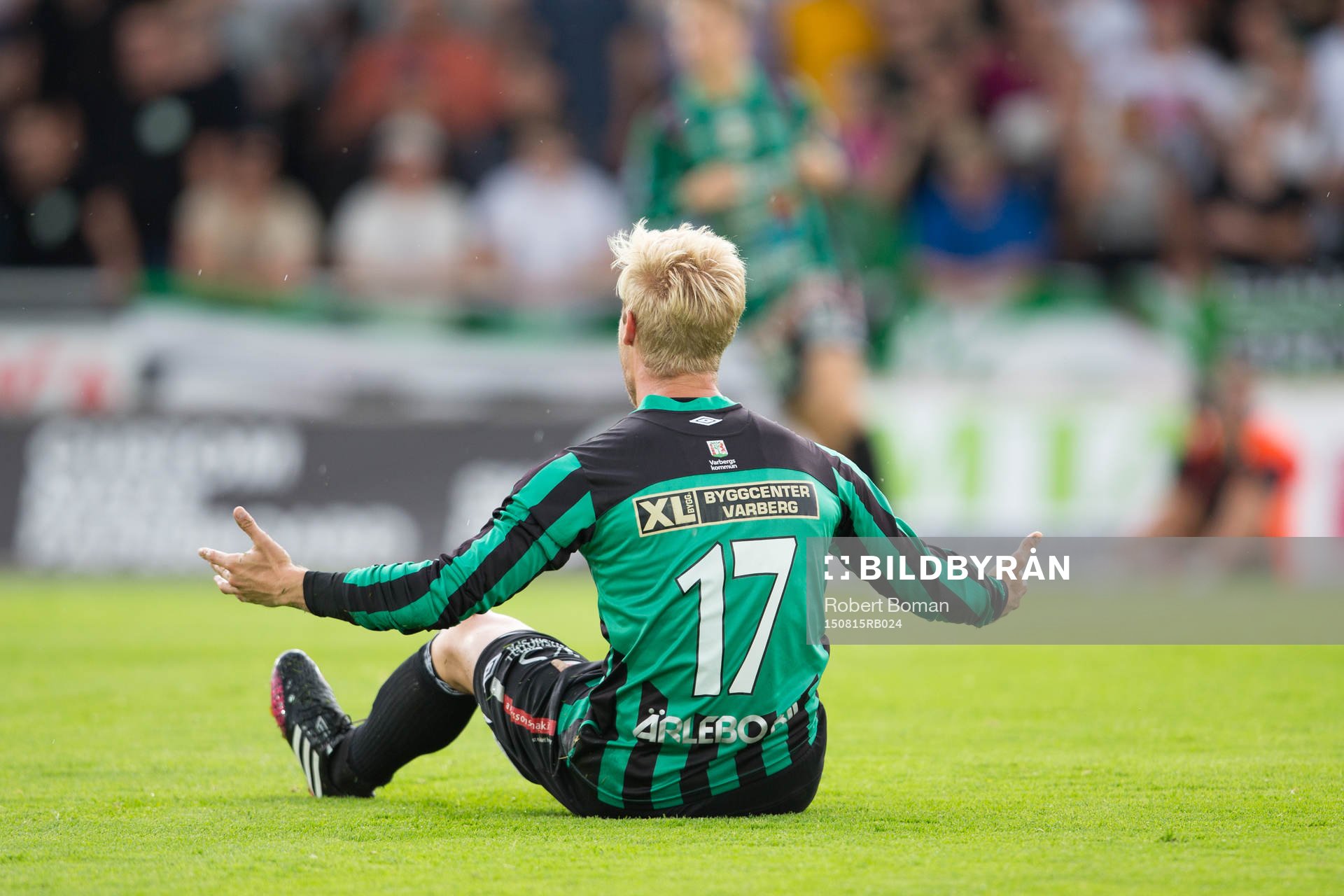 Varbergs Mats Andre Kaland sitter på marken och visar sitt