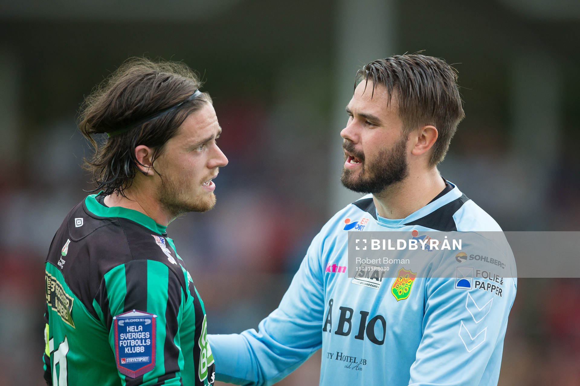 Varbergs Robin Tranberg i diskussion med GAIS målvakt