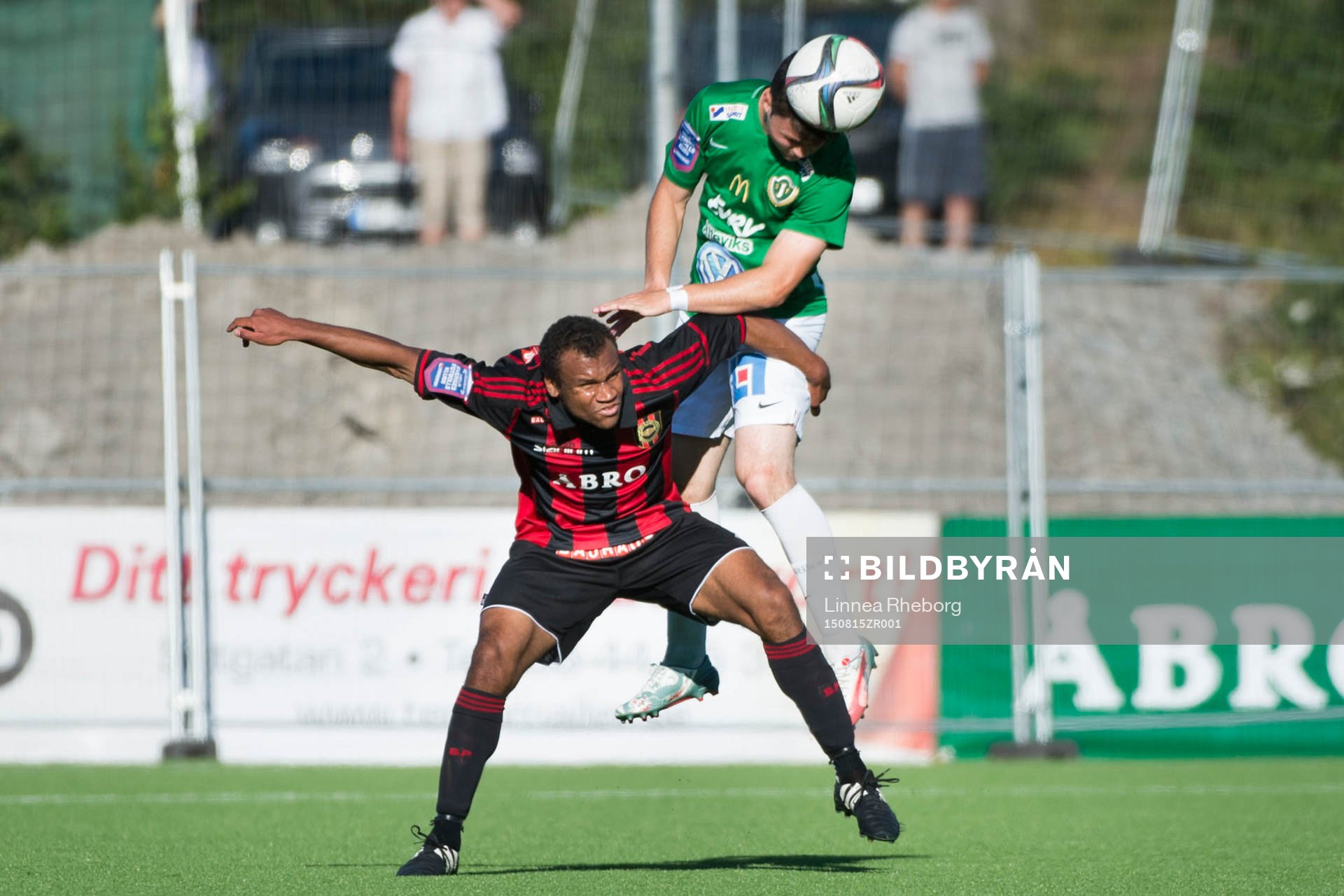 Brommapojkarnas Serge-Junior Martinsson Ngouali i kamp om