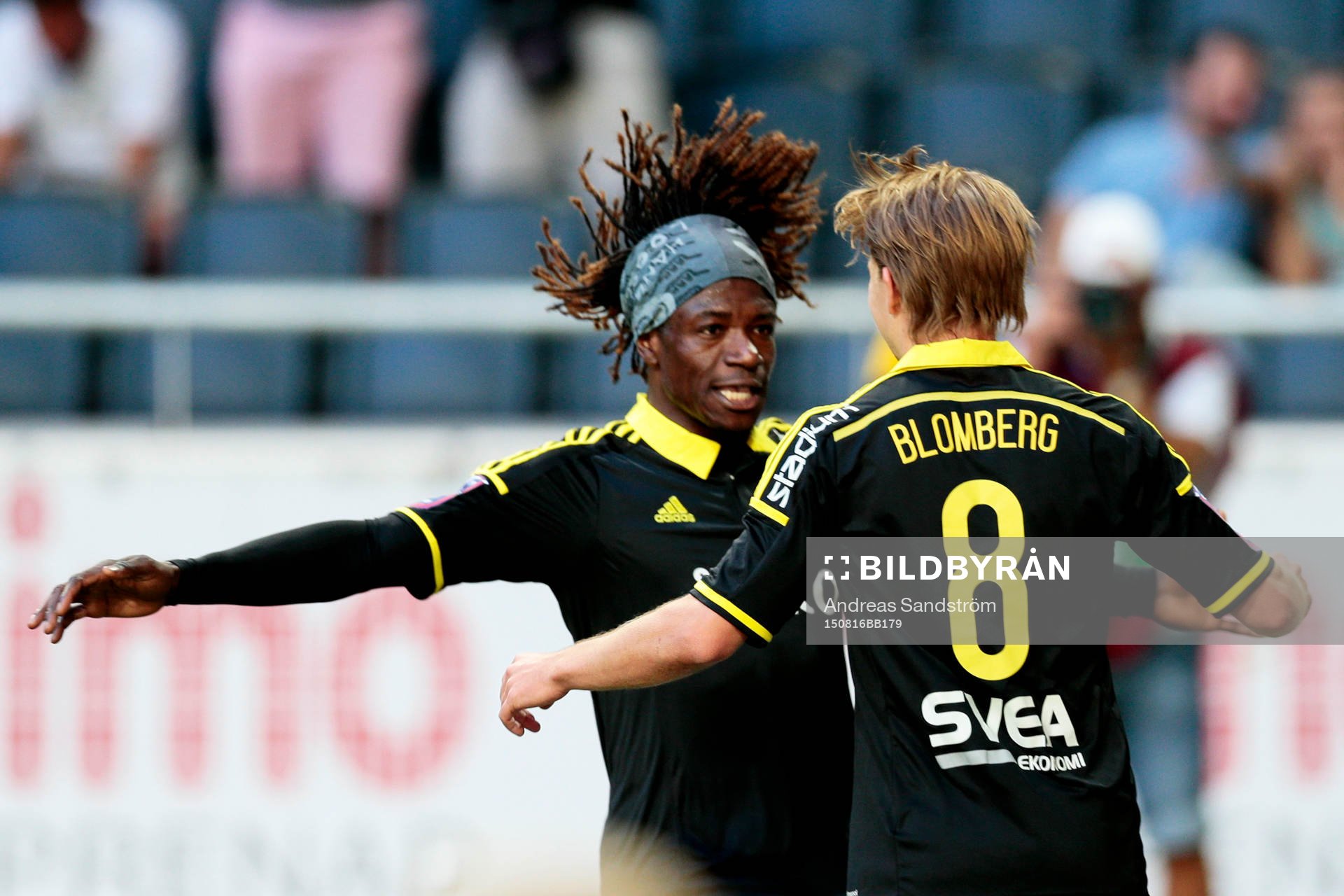 AIK:s Mohamed Bangura och Johan Blomberg jublar efter 1-0 av Blomberg under fotbollsmatchen i Allsvenskan mellan AIK och Kalmar den 16 Augusti 2015 i Stockholm.