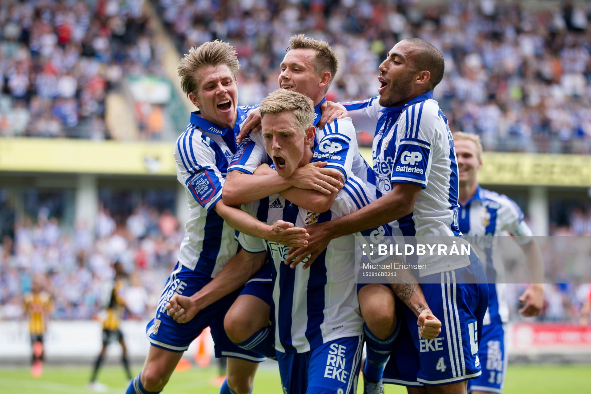 IFK Göteborgs Sören Rieks jublar och omfamnas av Riku