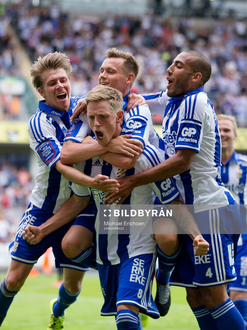 IFK Göteborgs Sören Rieks jublar och omfamnas av Riku