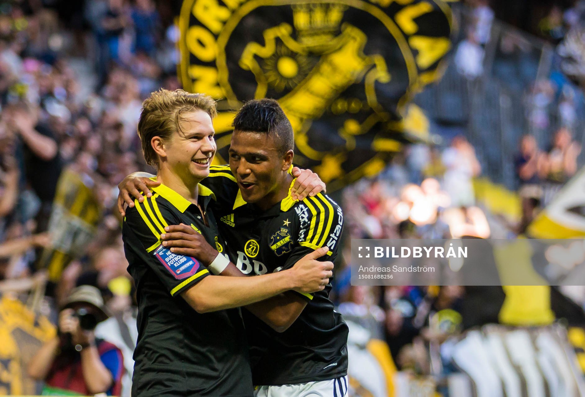 AIK:s Johan Blomberg gör 2-0 och firar med Niclas Eliasson (h) under fotbollsmatchen i Allsvenskan mellan AIK och Kalmar den 16 Augusti 2015 i Stockholm. 