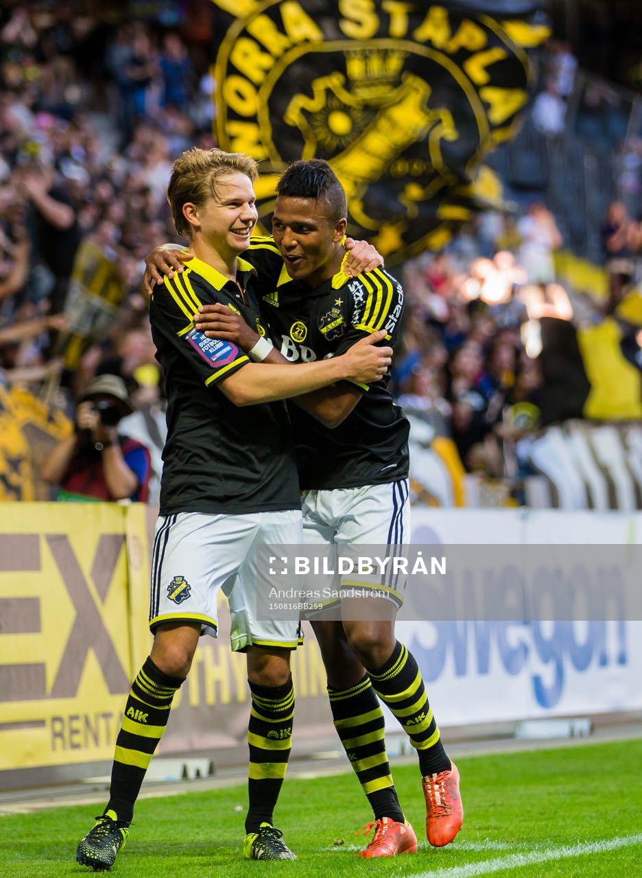 AIK:s Johan Blomberg gör 2-0 och firar med Niclas Eliasson (h) under fotbollsmatchen i Allsvenskan mellan AIK och Kalmar den 16 Augusti 2015 i Stockholm.