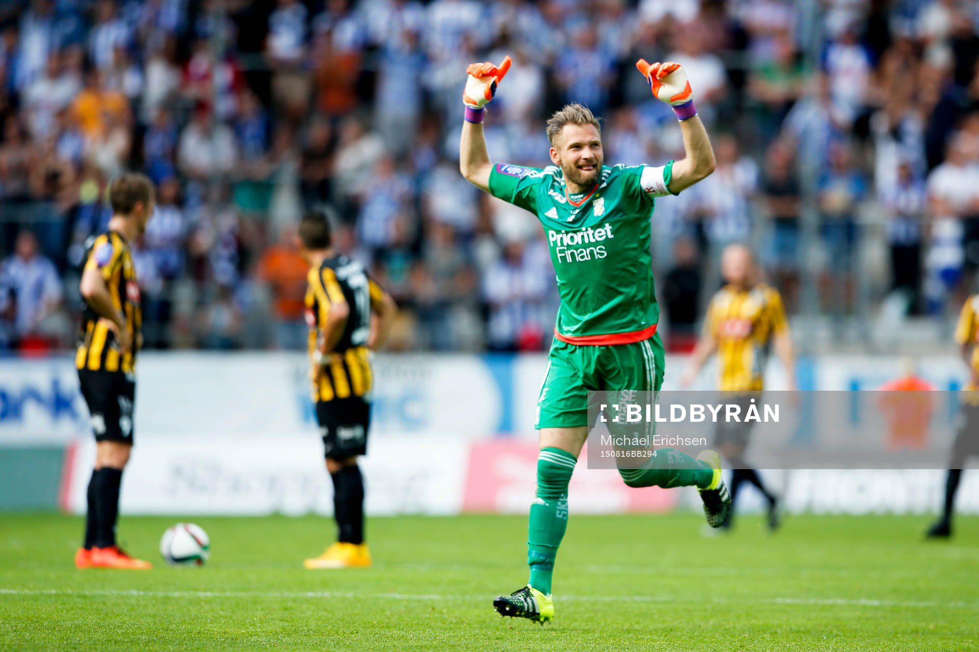 IFK Göteborgs målvakt John Alvbåge jublar