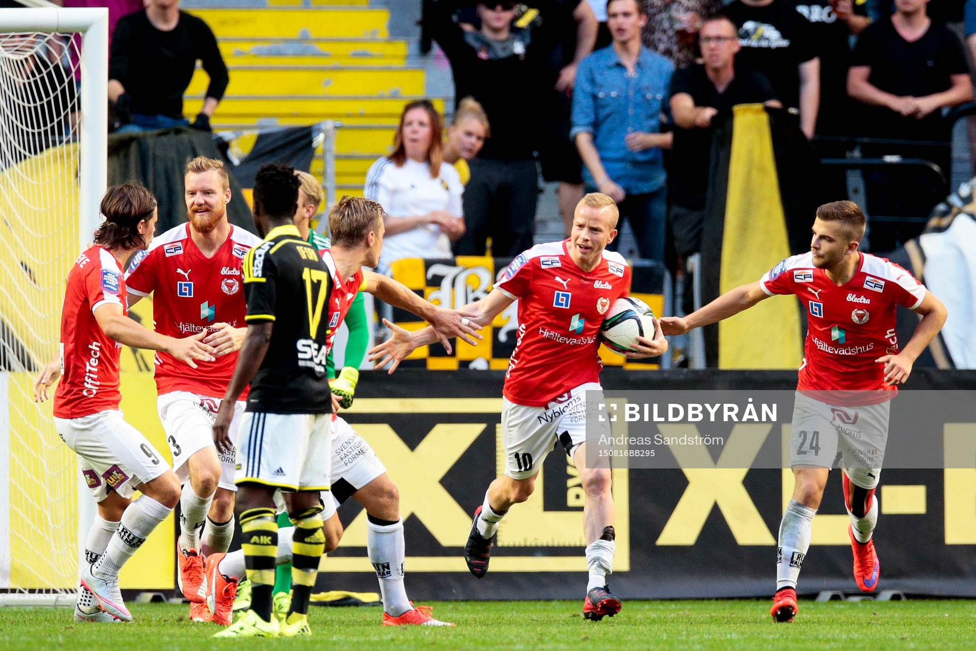 Kalmars Tobias Eriksson reducerar till 2-1 under fotbollsmatchen i Allsvenskan mellan AIK och Kalmar den 16 Augusti 2015 i Stockholm. 