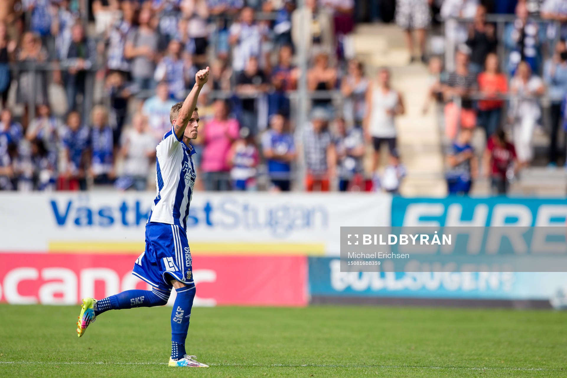 IFK Göteborgs Sören Rieks firas av publiken när han byts