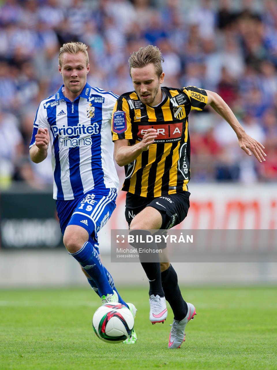 IFK Göteborgs Gustav Engvall jagar Häckens Simon Sandberg