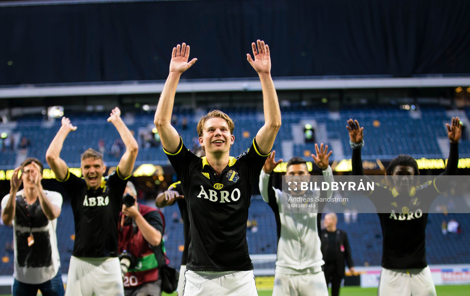 AIK:s Johan Blomberg tackar publiken efter fotbollsmatchen i Allsvenskan mellan AIK och Kalmar den 16 Augusti 2015 i Stockholm. 