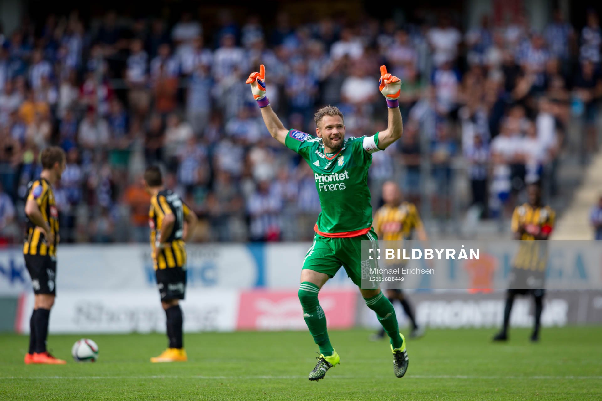 IFK Göteborgs målvakt John Alvbåge jublar