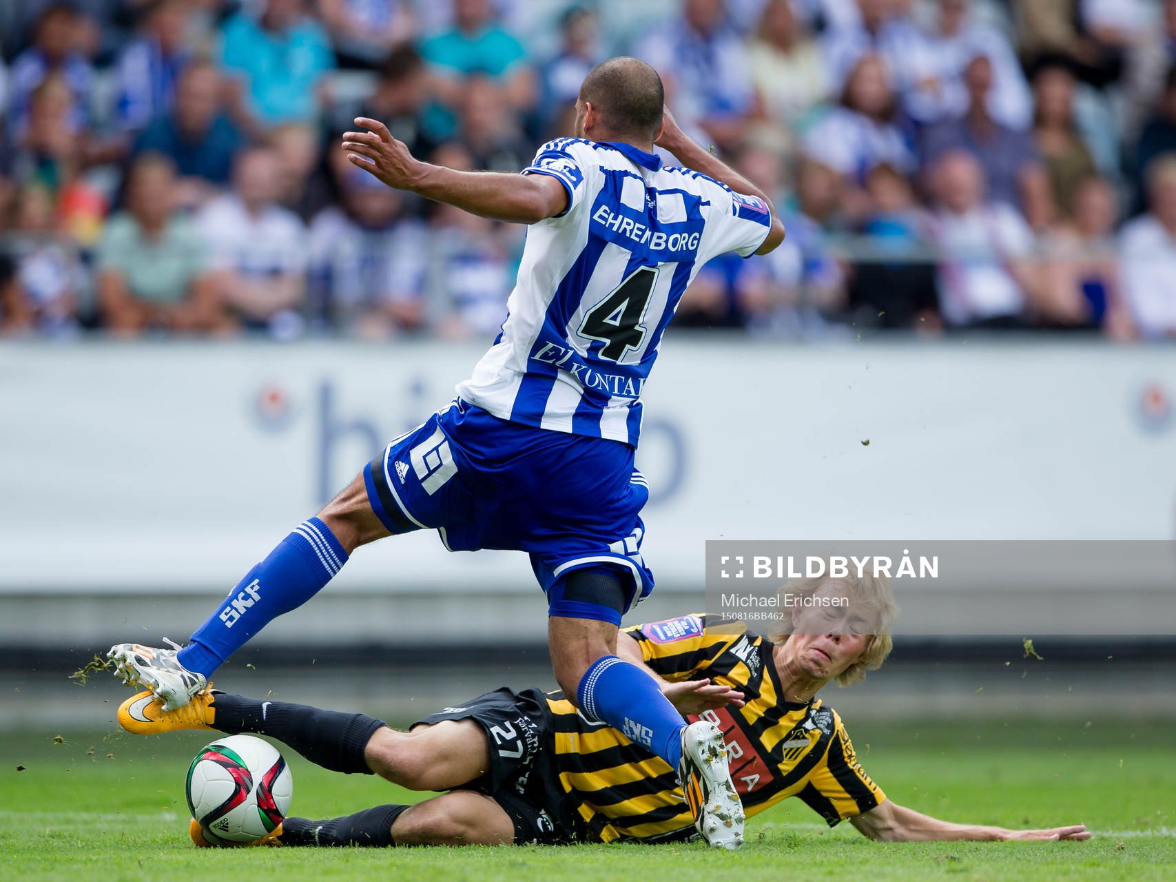 IFK Göteborgs Haitam Aleesami glidtacklas av Häckens Joel