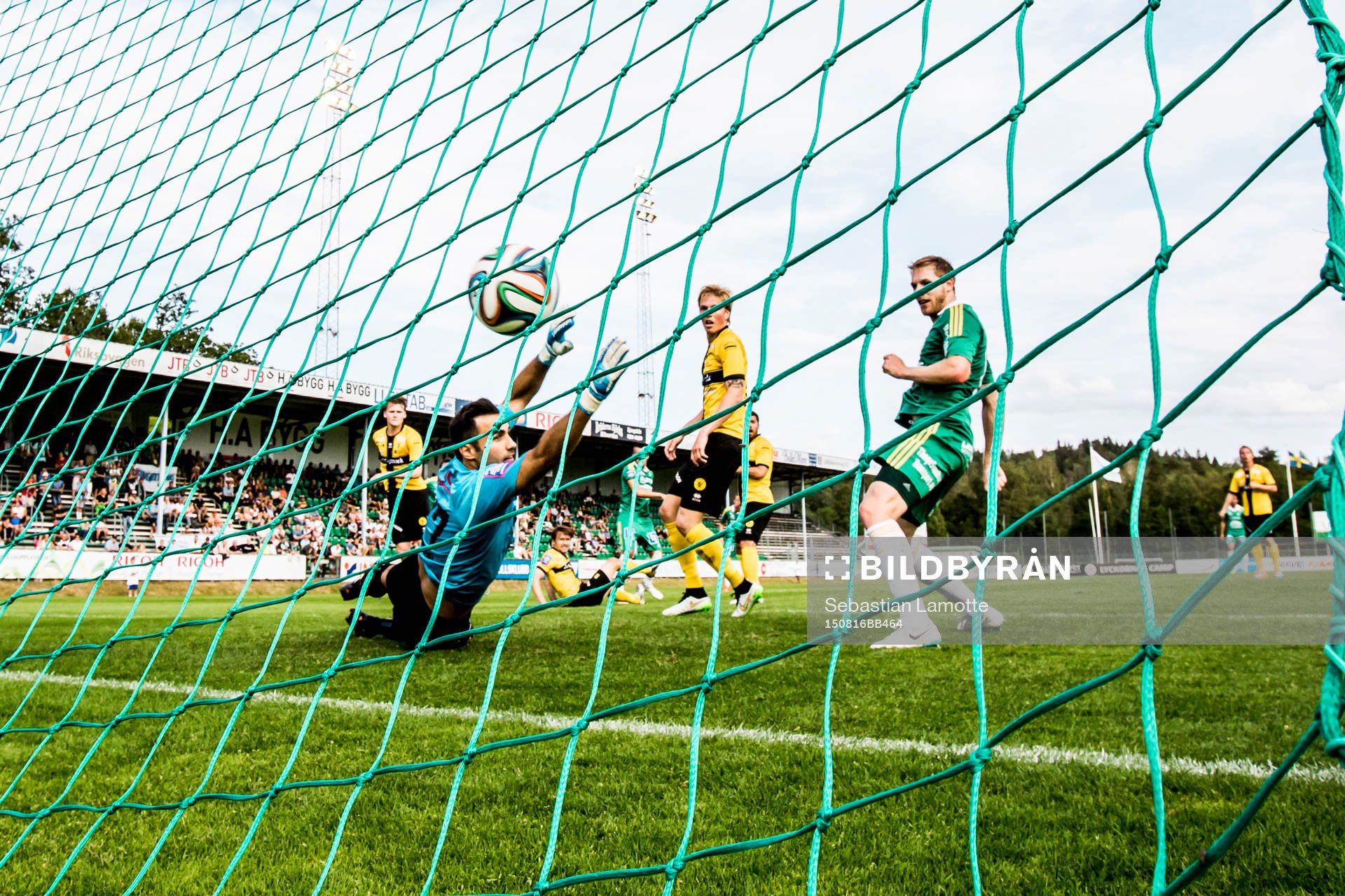 Ljungskiles Ahmed El Amrani gör 1-0 på långskott