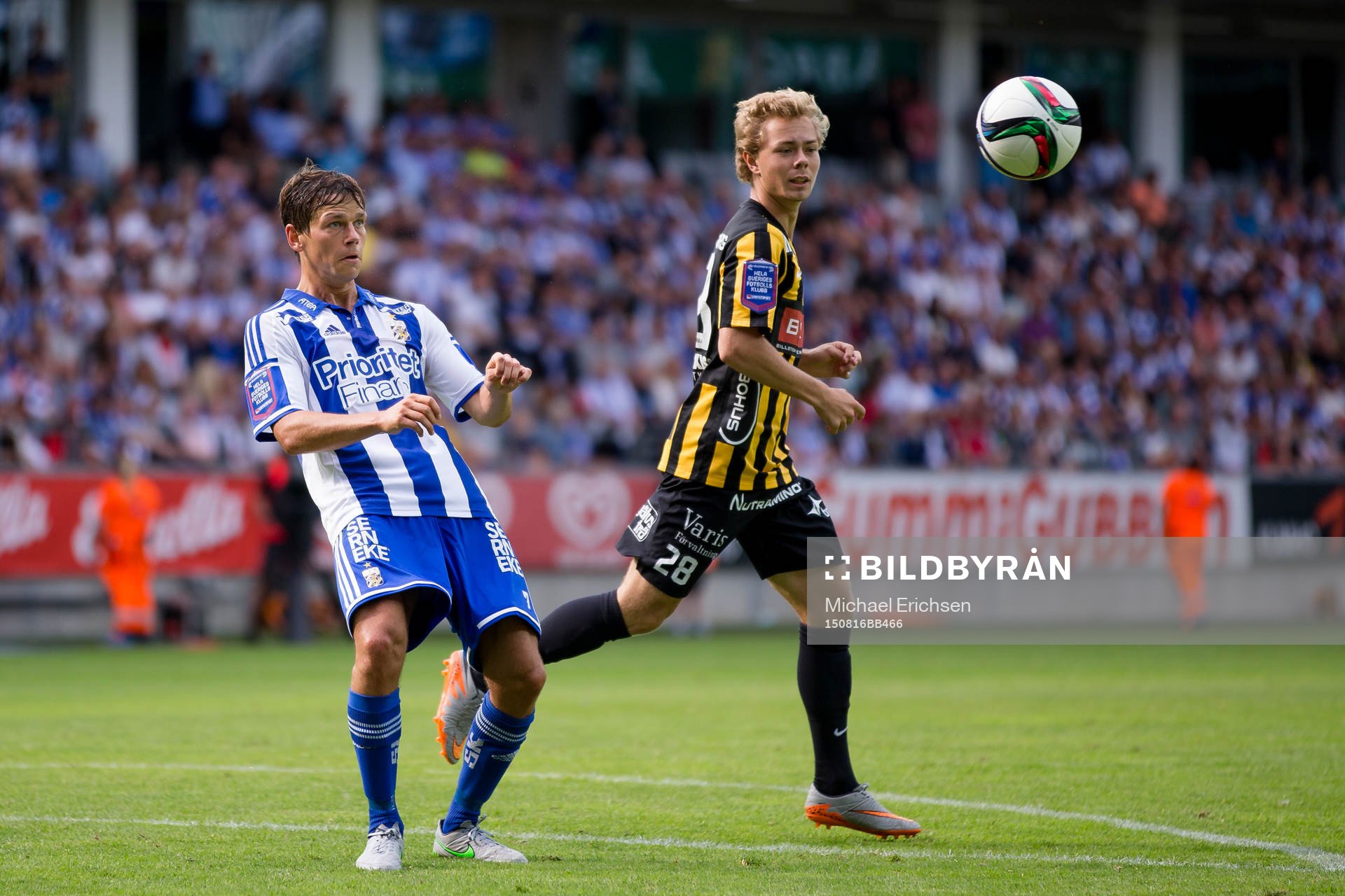 IFK Göteborgs Mads Albaek nickar undan bollen före