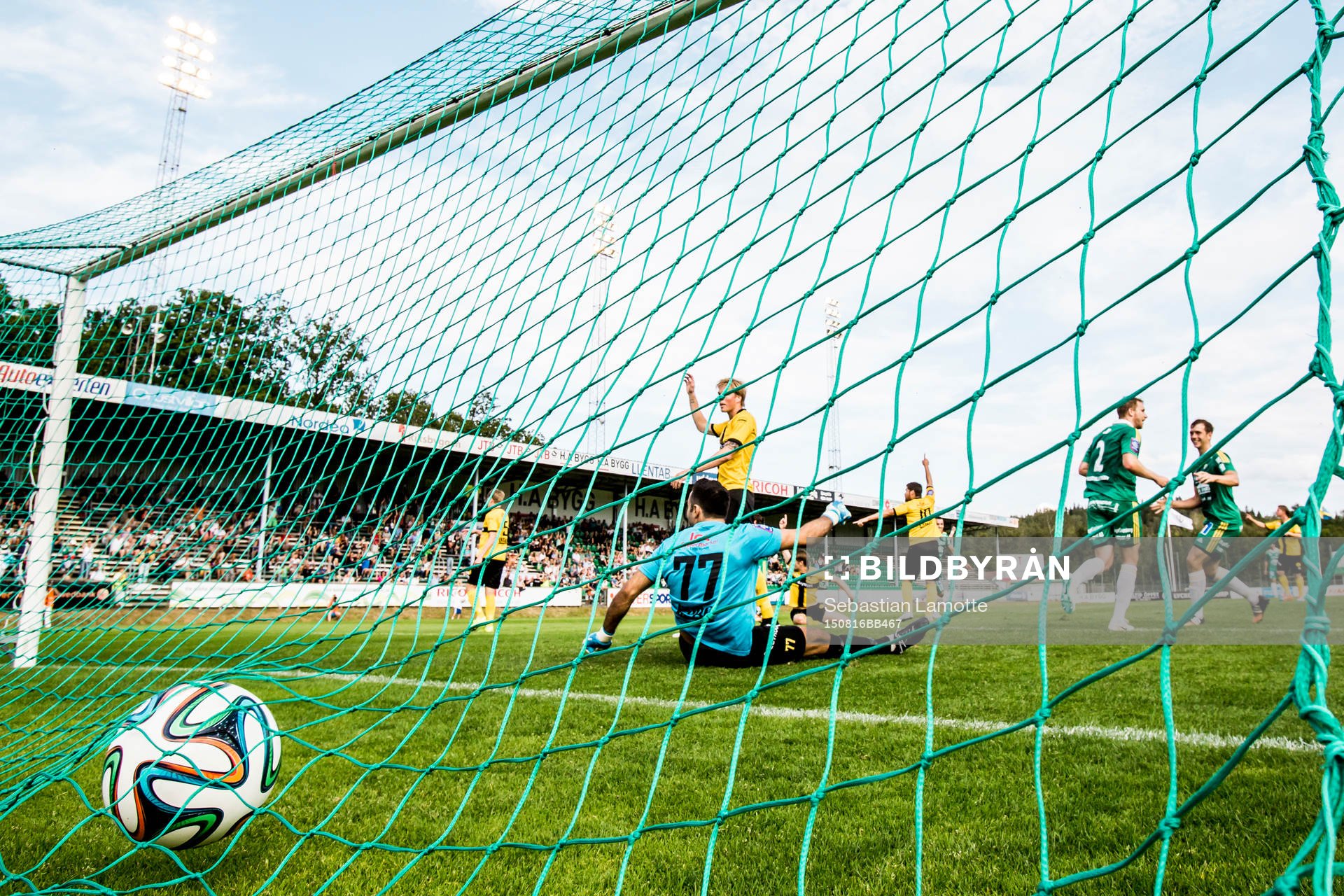 Ljungskiles Ahmed El Amrani gör 1-0 på långskott och