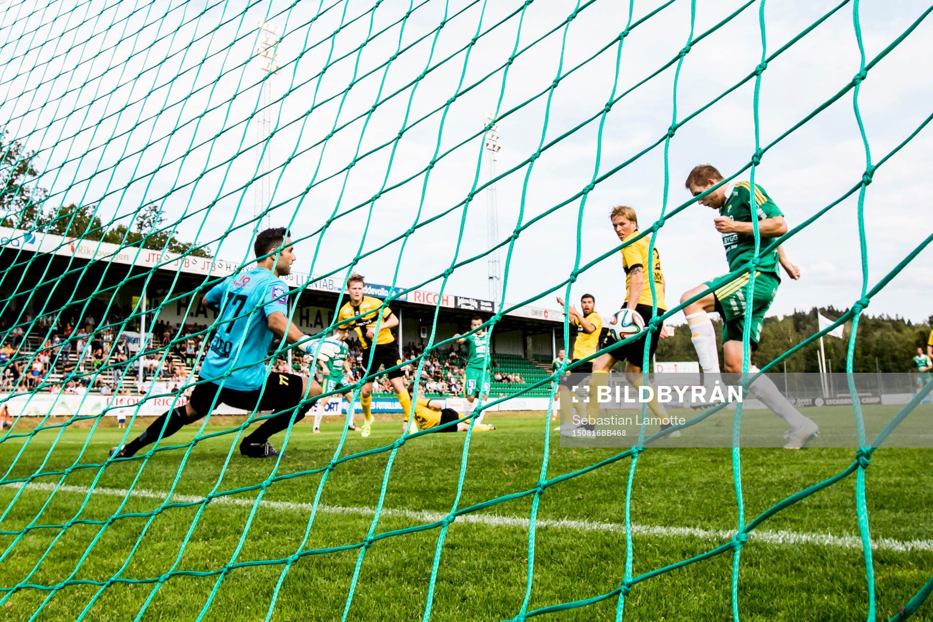 Ljungskiles Ahmed El Amrani gör 1-0 på långskott