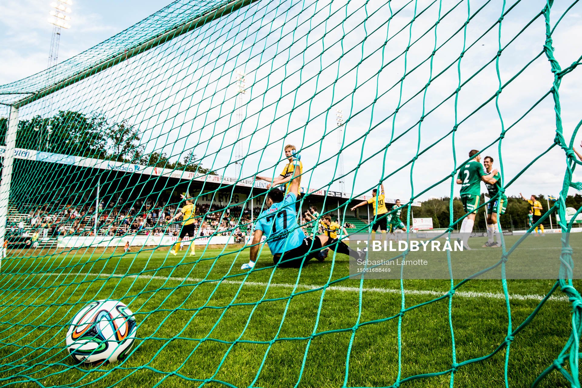 Ljungskiles Ahmed El Amrani gör 1-0 på långskott och