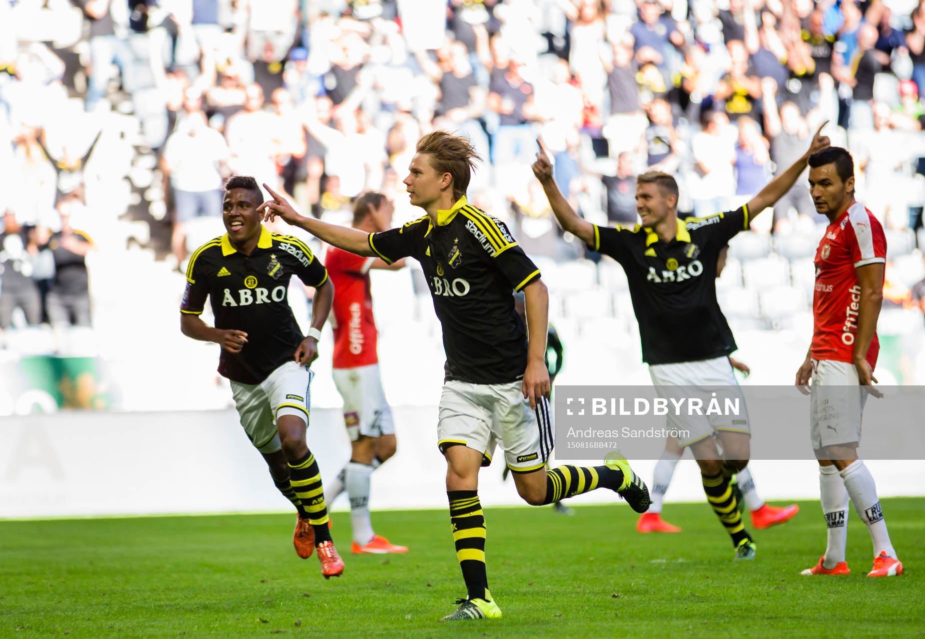 s Johan Blomberg firar 2-0 målet