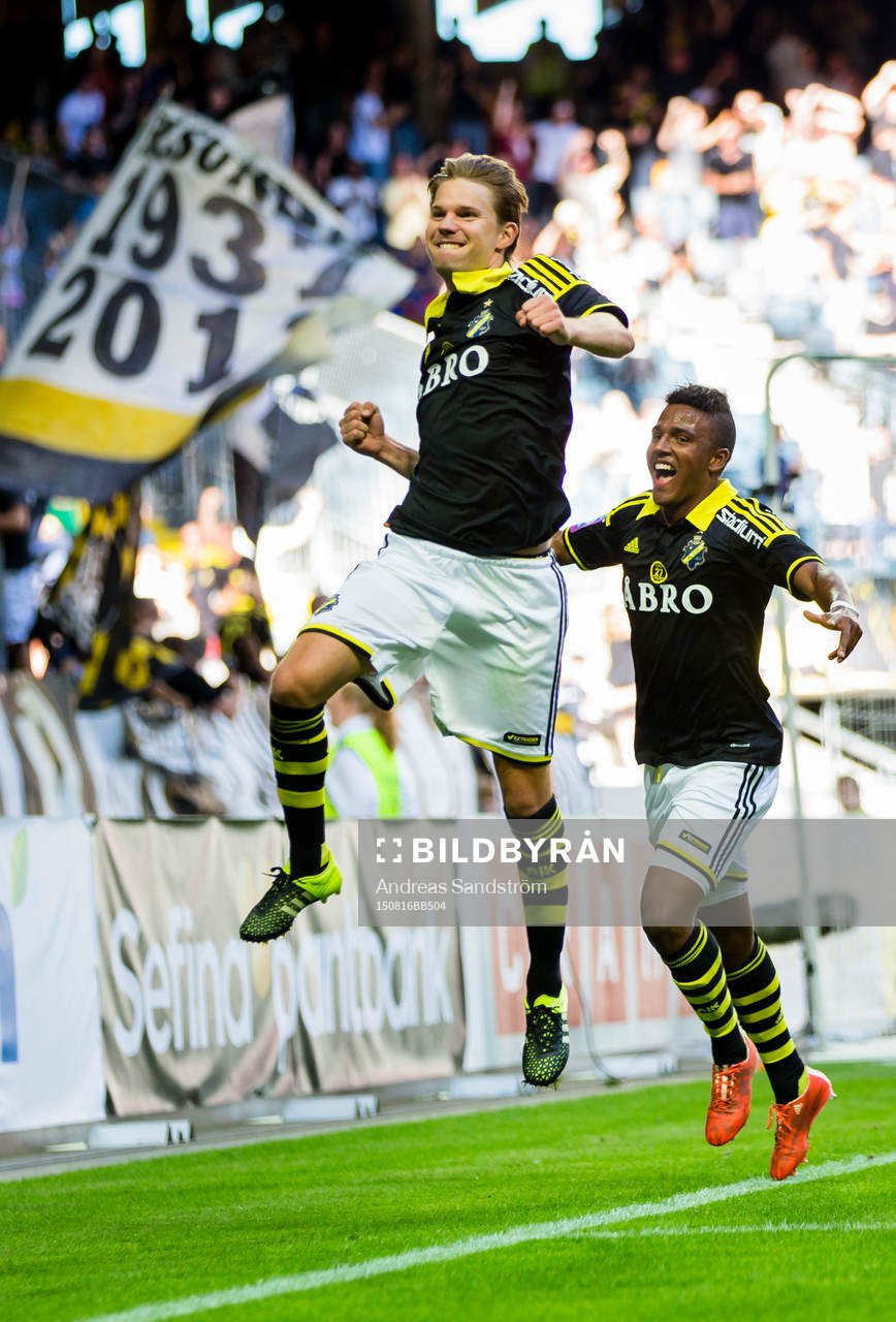 AIK:s Johan Blomberg firar 2-0 målet med Niclas Eliasson (h) under fotbollsmatchen i Allsvenskan mellan AIK och Kalmar den 16 Augusti 2015 i Stockholm.