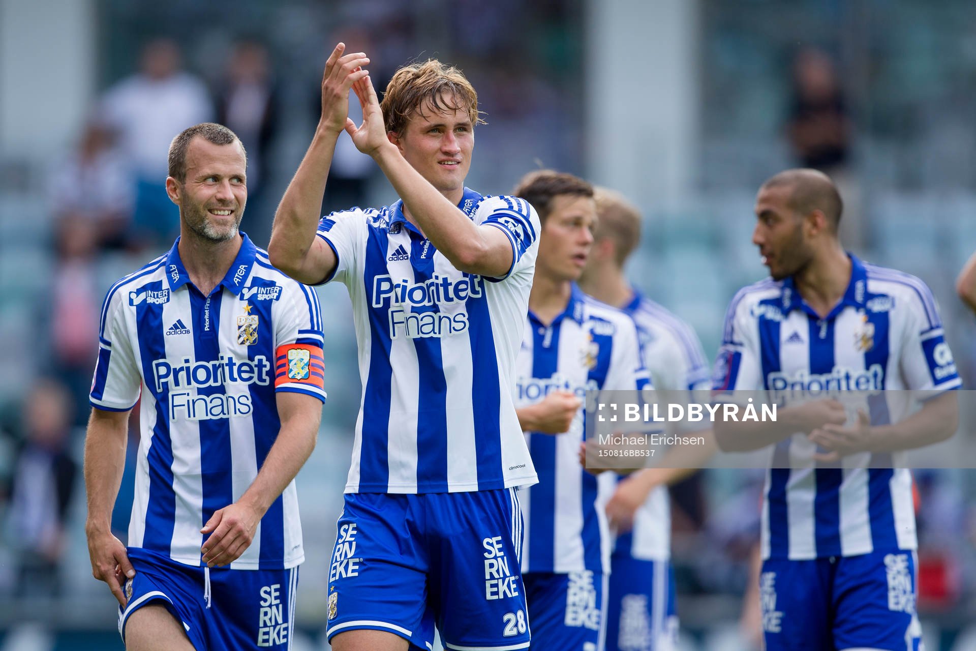 IFK Göteborgs Thomas Rogne tackar publiken