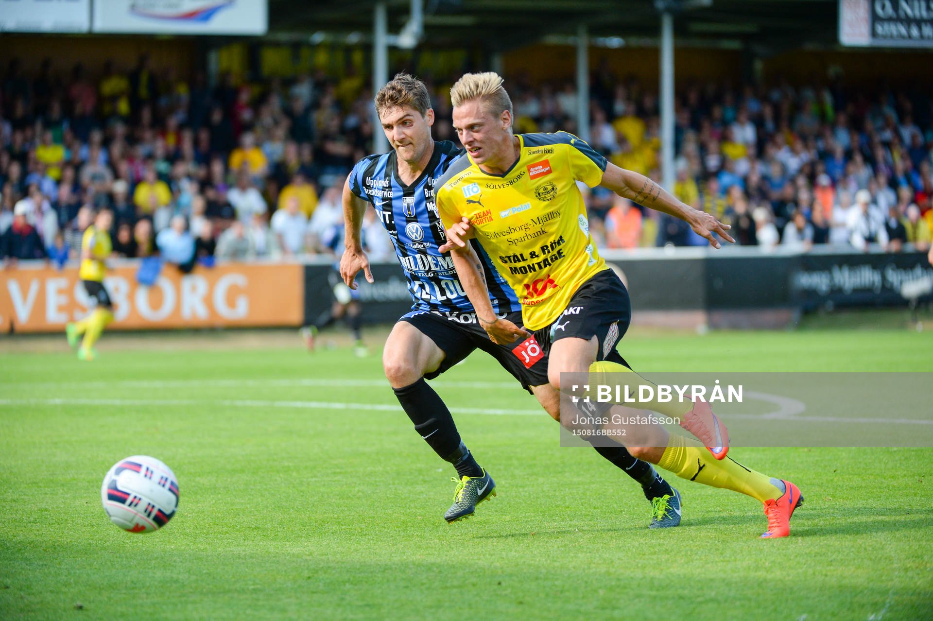 Mjällbys Mattias Håkansson  med bollen