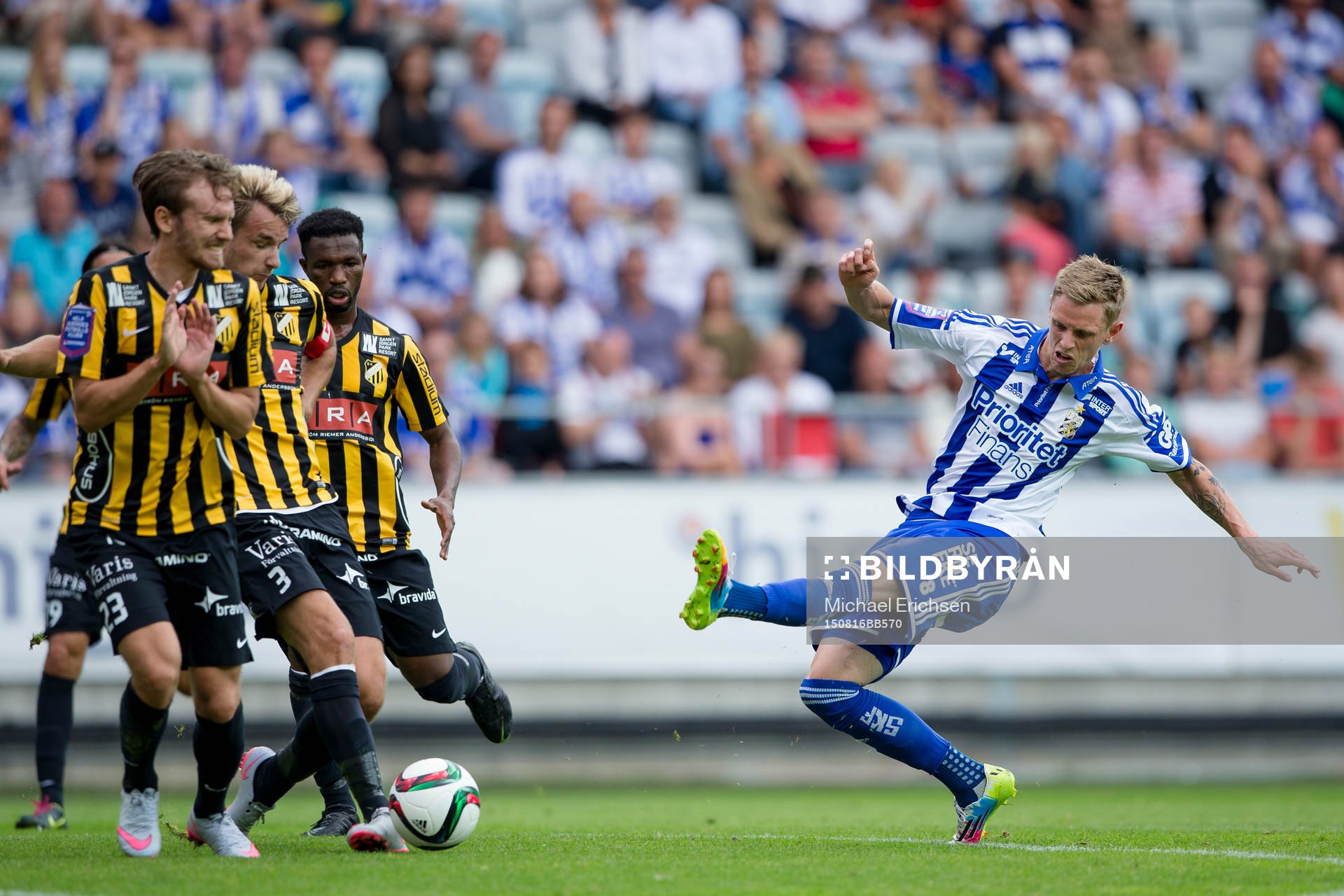 IFK Göteborgs Sören Rieks skjuter ett skott mot täckande