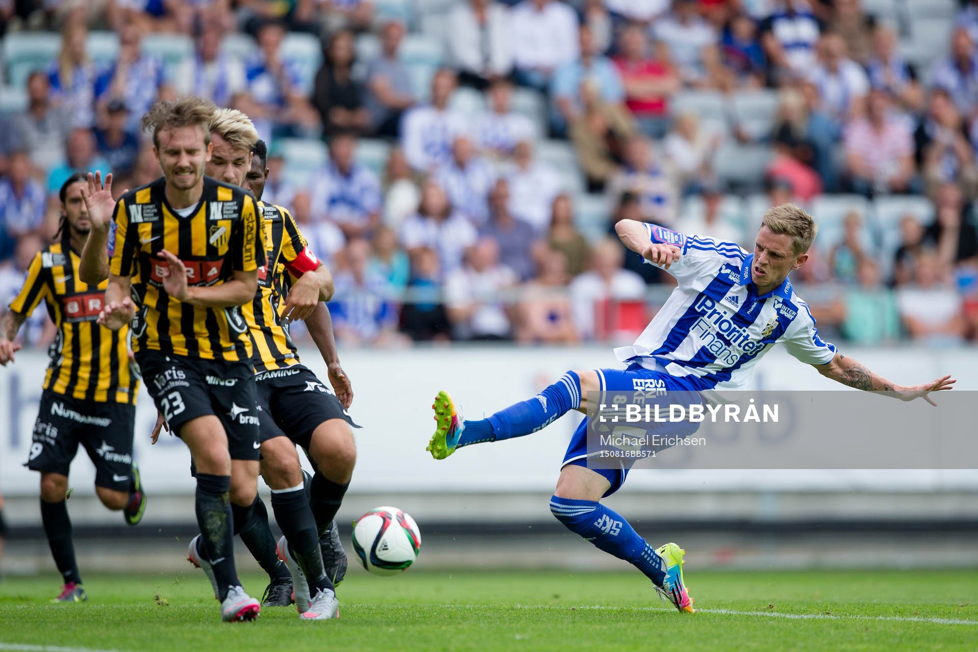 IFK Göteborgs Sören Rieks skjuter ett skott mot täckande