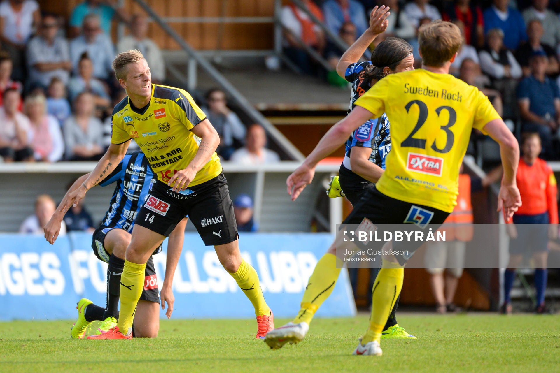 Mjällbys Mattias Håkansson med bollen