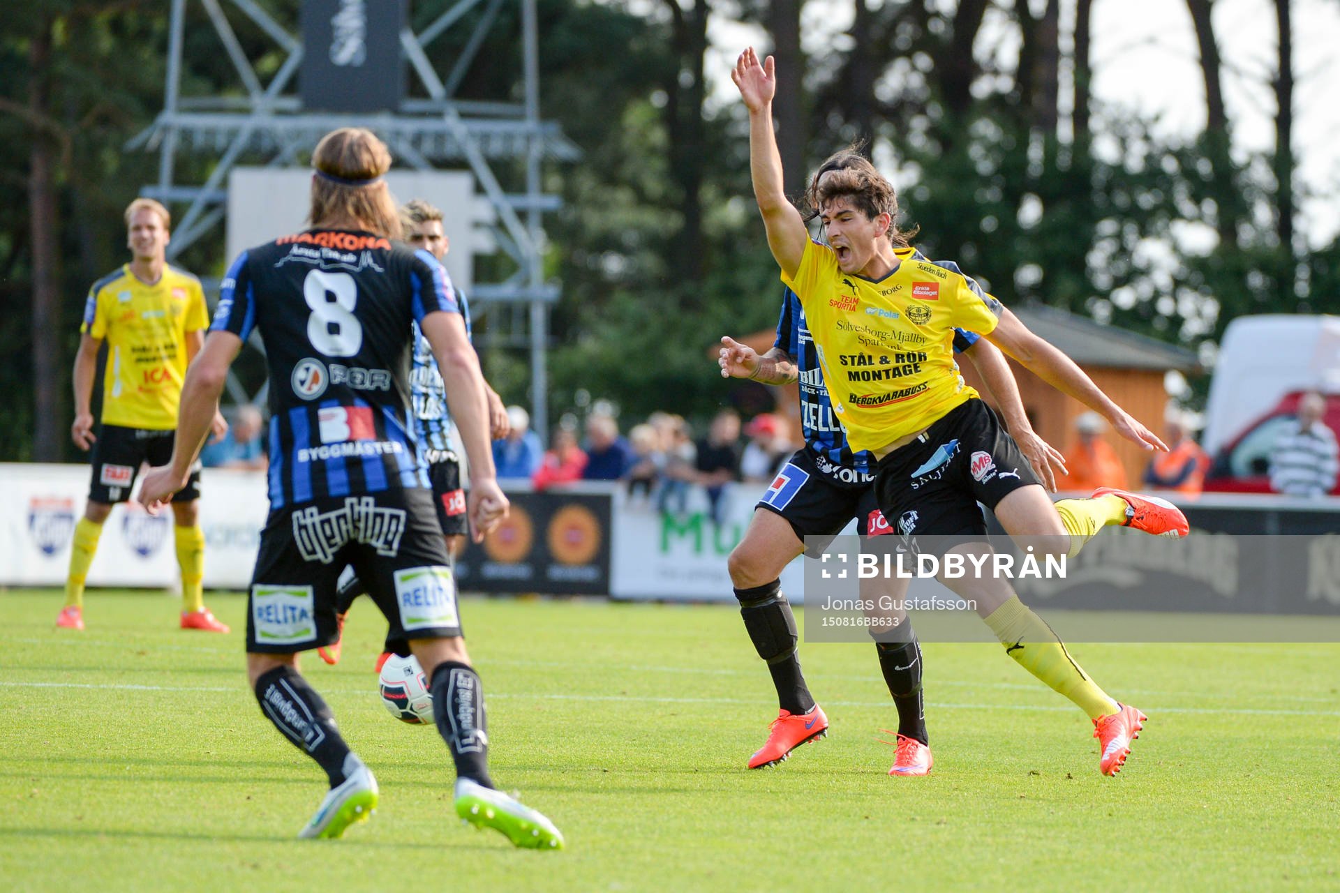 Mjällbys Lukas Grill sträcker upp handen
