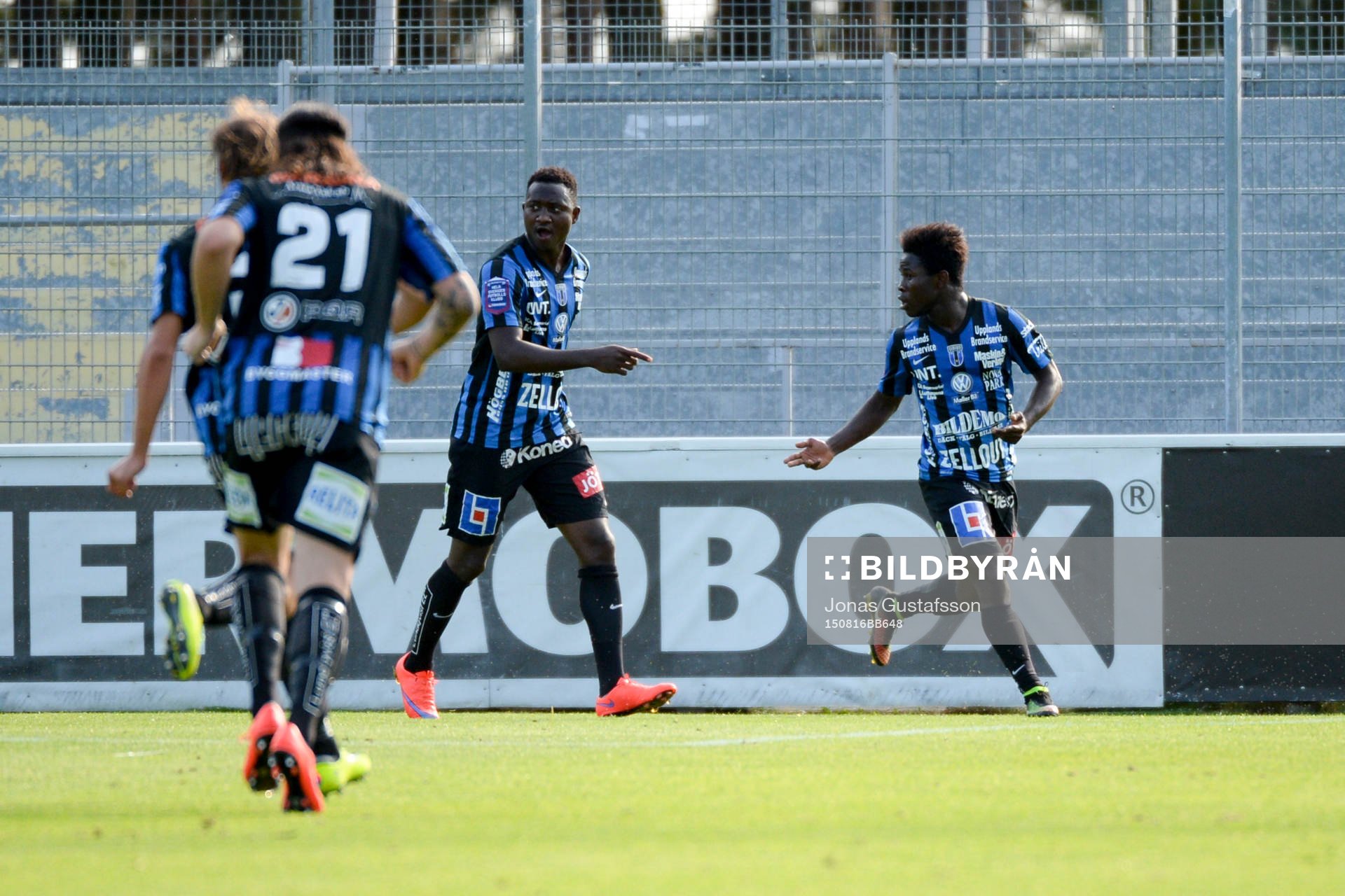 Sirius Kingsley Sarfo har gjort 0-1under fotbollsmatchen i
