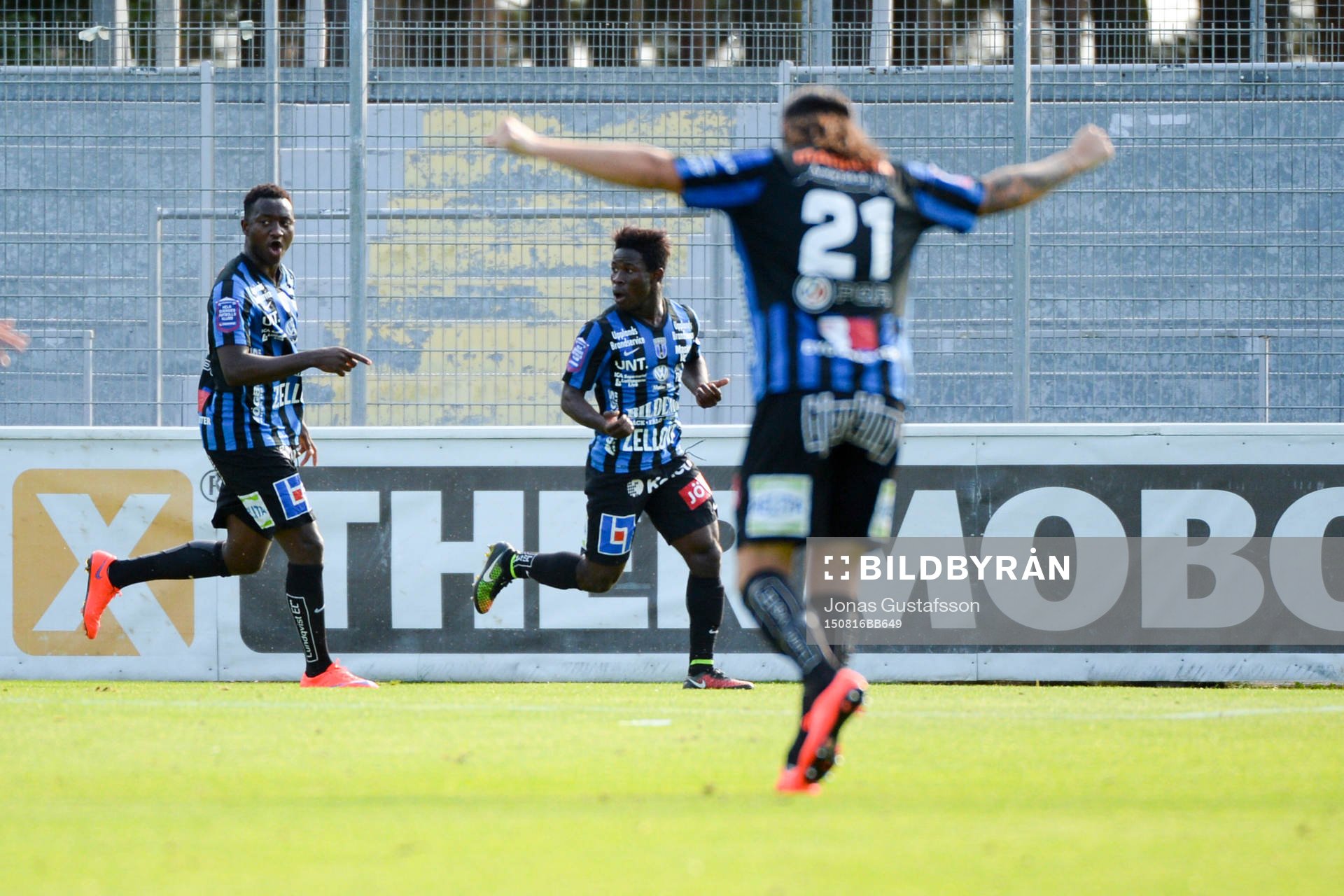 Sirius Kingsley Sarfo har gjort 0-1under fotbollsmatchen i