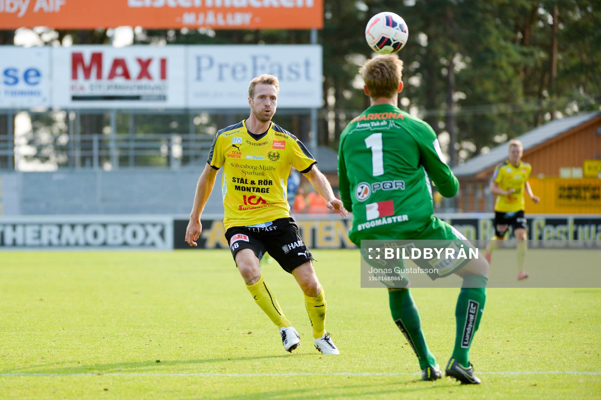 Mjällbys Christian Wilhelmsson och Sirius målvakt Andreas