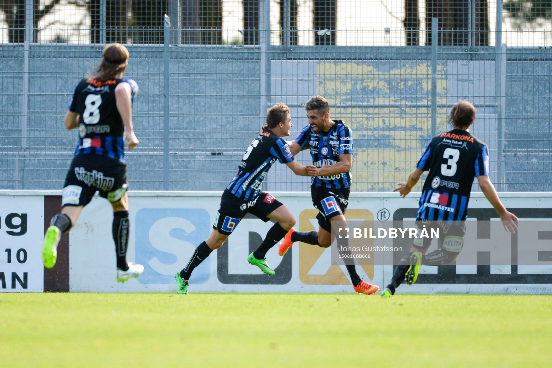 Sirius Stefan Silva har gjort 2-1 och jublar