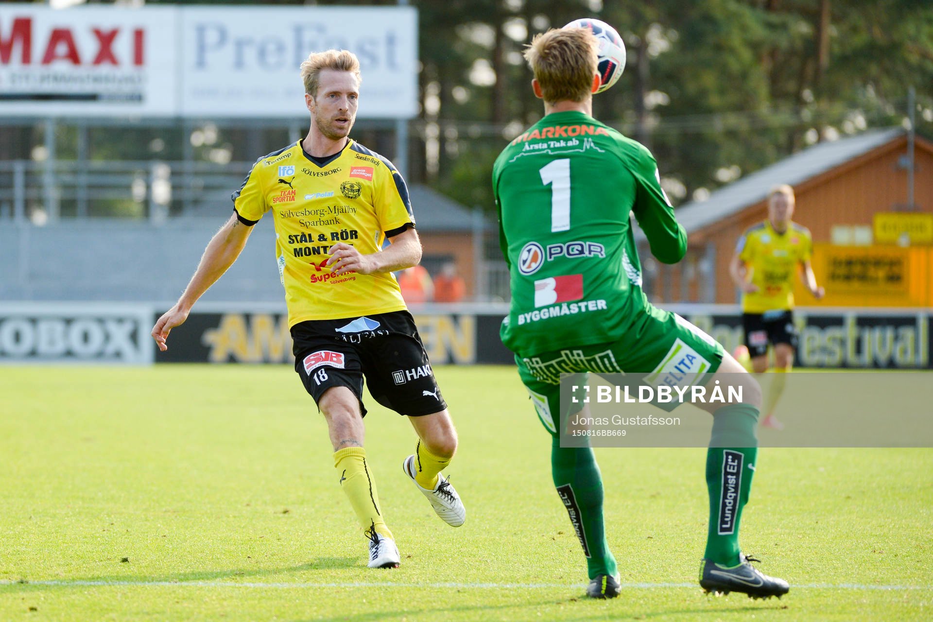 Mjällbys Christian Wilhelmsson och Sirius målvakt Andreas
