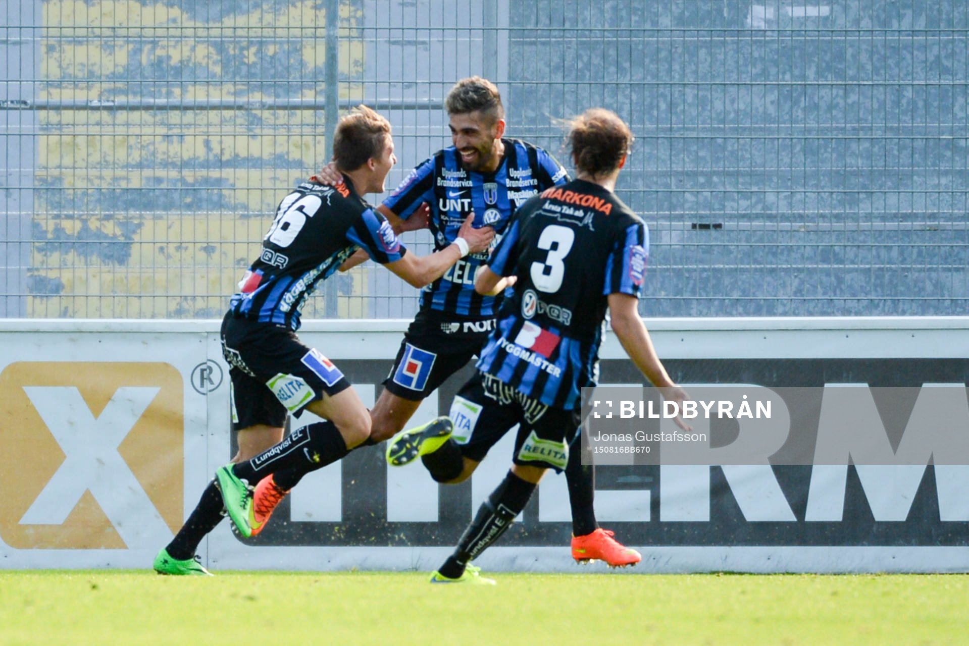 Sirius Stefan Silva har gjort 2-1 och jublar