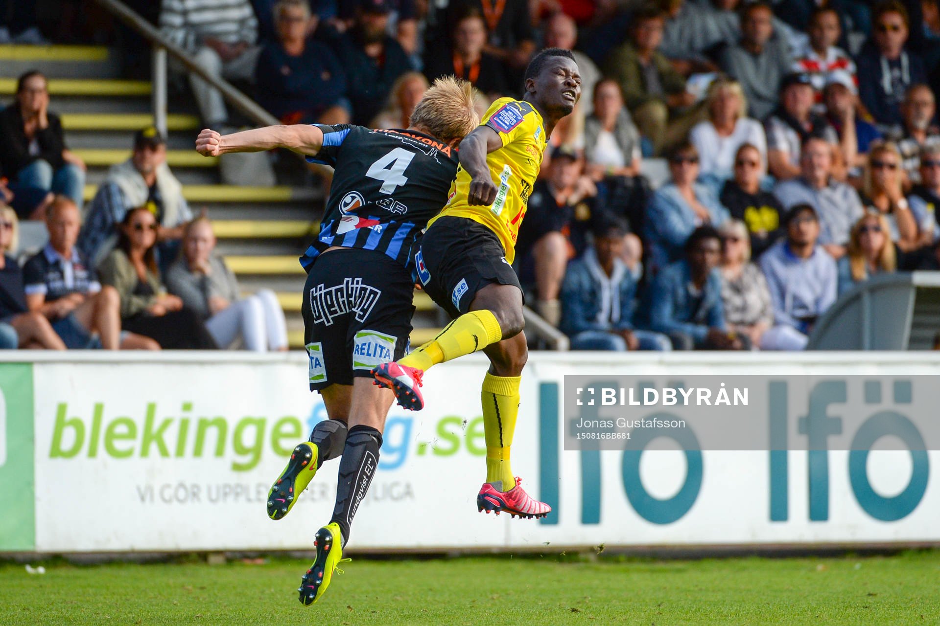 Mjällbys Ibrahim Teteh Bangura kastar sig